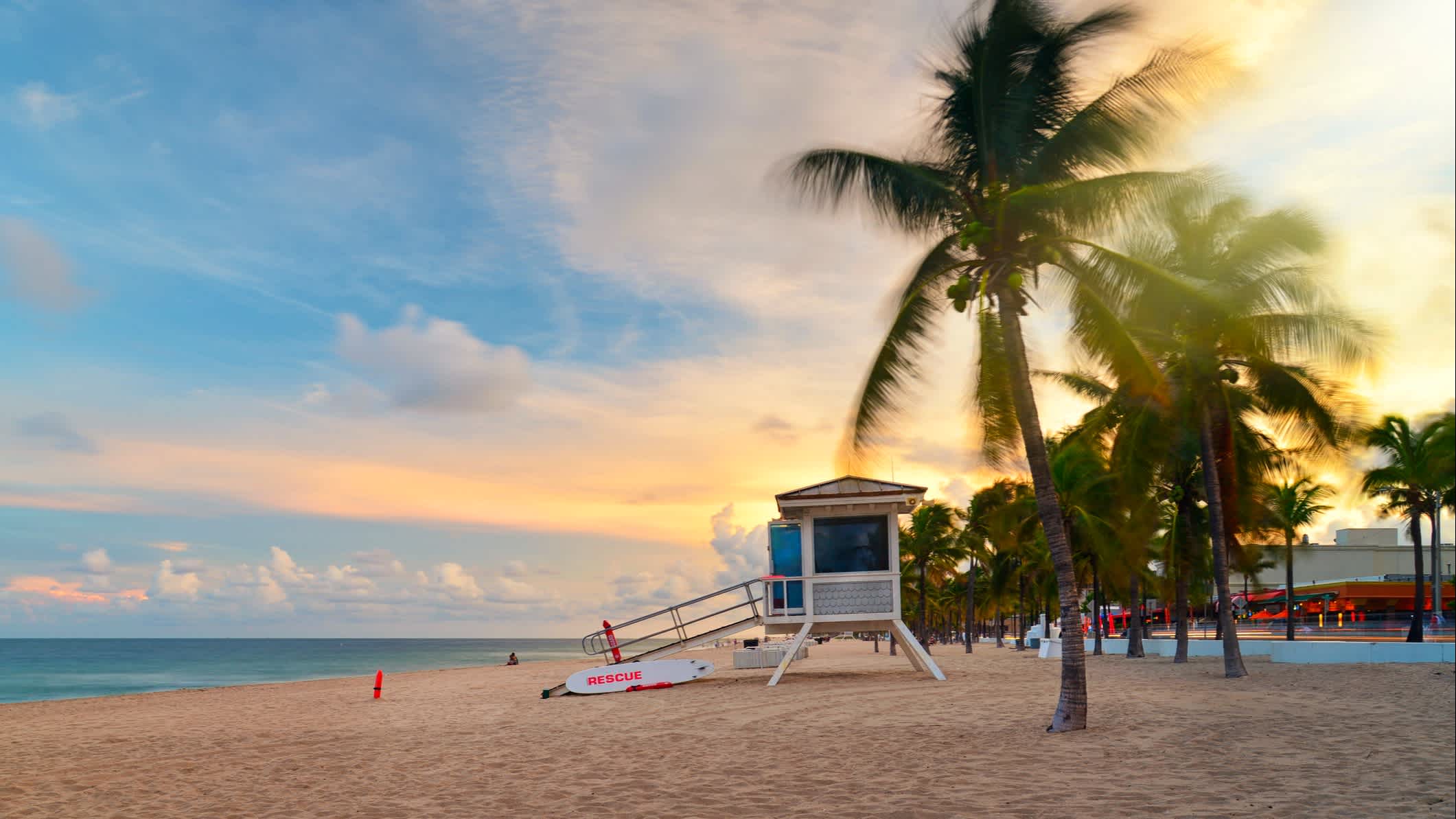 Coucher de soleil sur Sunrise Beach à Ft.Lauderdale avec palmiers et entrée à la plage.

