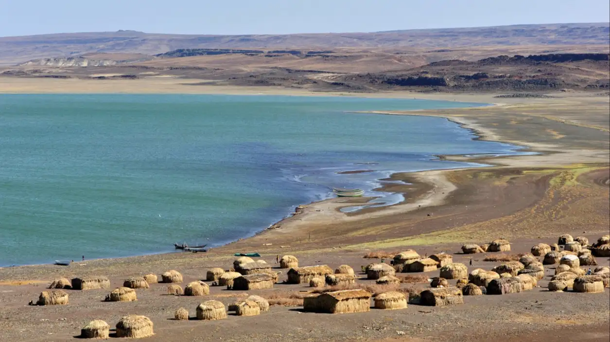 Village de huttes africaines, tribu El Molo, lac Turkana, nord du Kenya, vallée du Grand Rift
