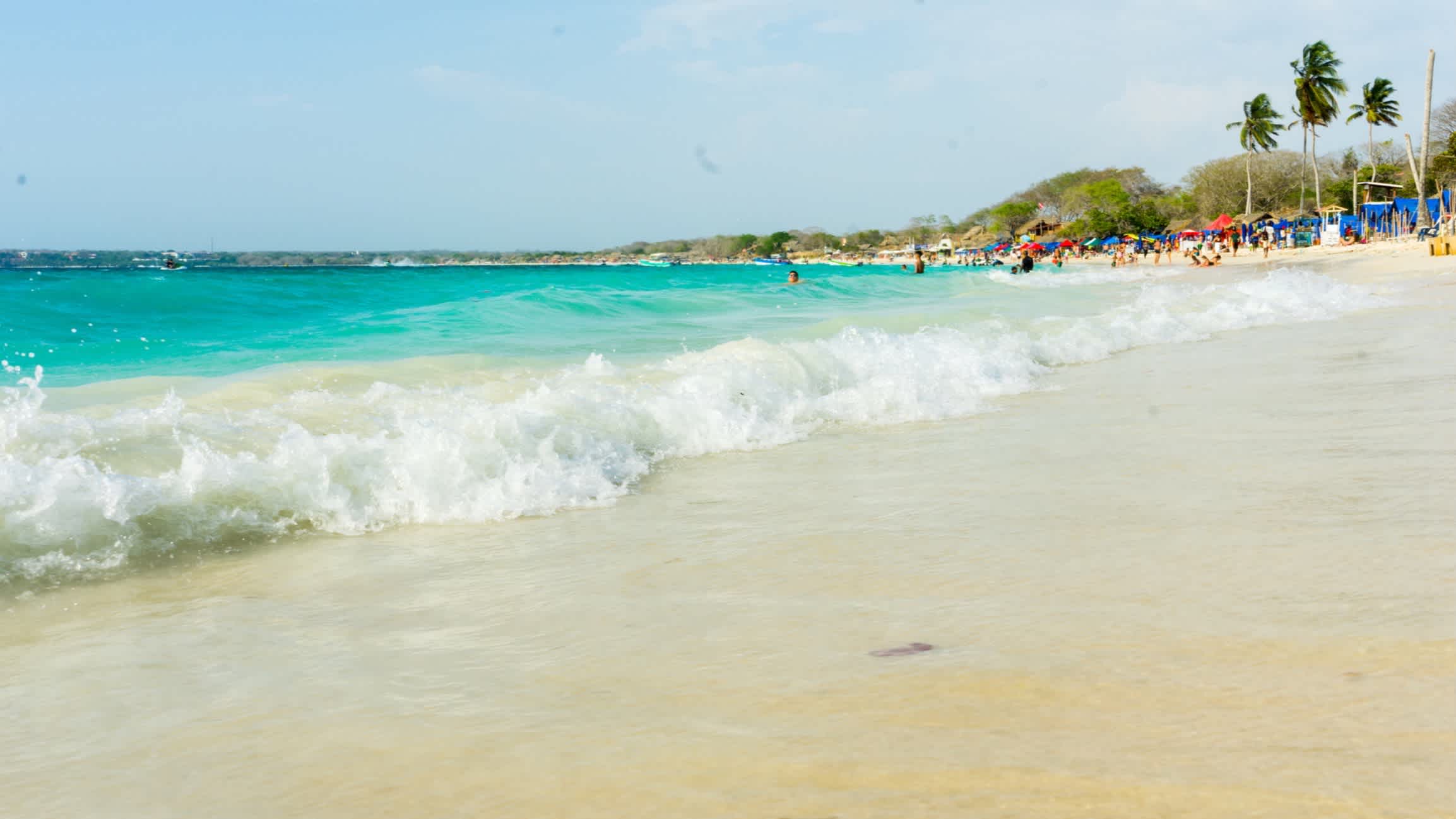 Personnes se baignant sur la plage de sable blanc de l'Isla de Baru en Colombie