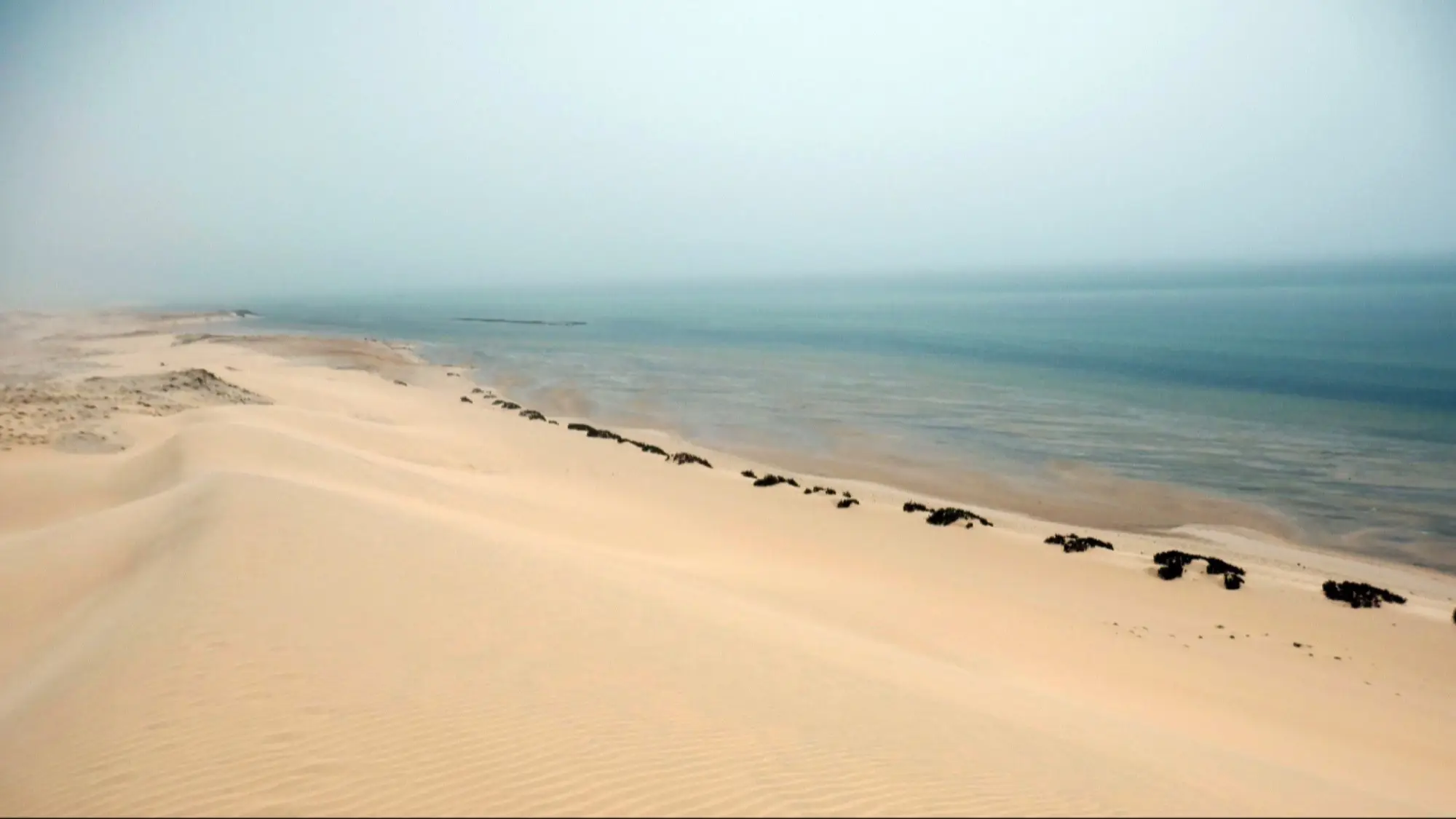 Morocco, Dakhla Sanddünen bei Dakhla in der Westsahara, Morokko mit Blick auf das Meer.