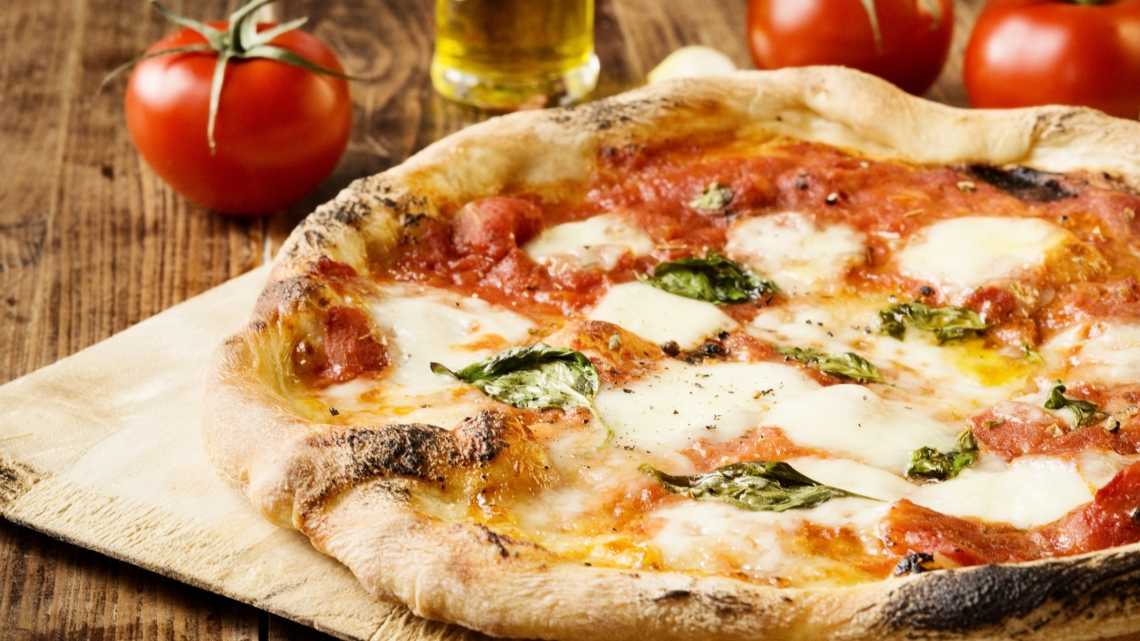 Neapolitanische Pizza mit Büffelmozzarella und Basilikum
