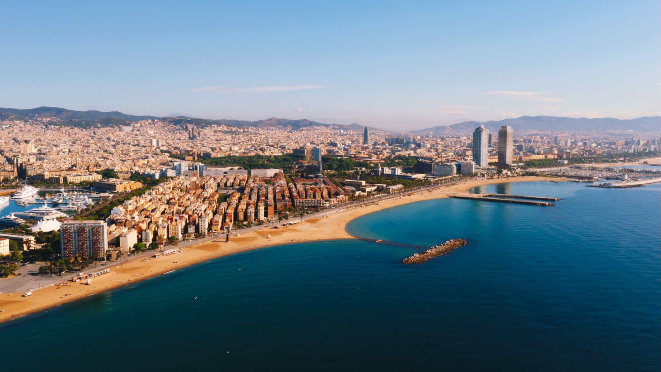 Vue aérienne de la plage de la Barceloneta à Barcelone, Catalogne, Espagne.