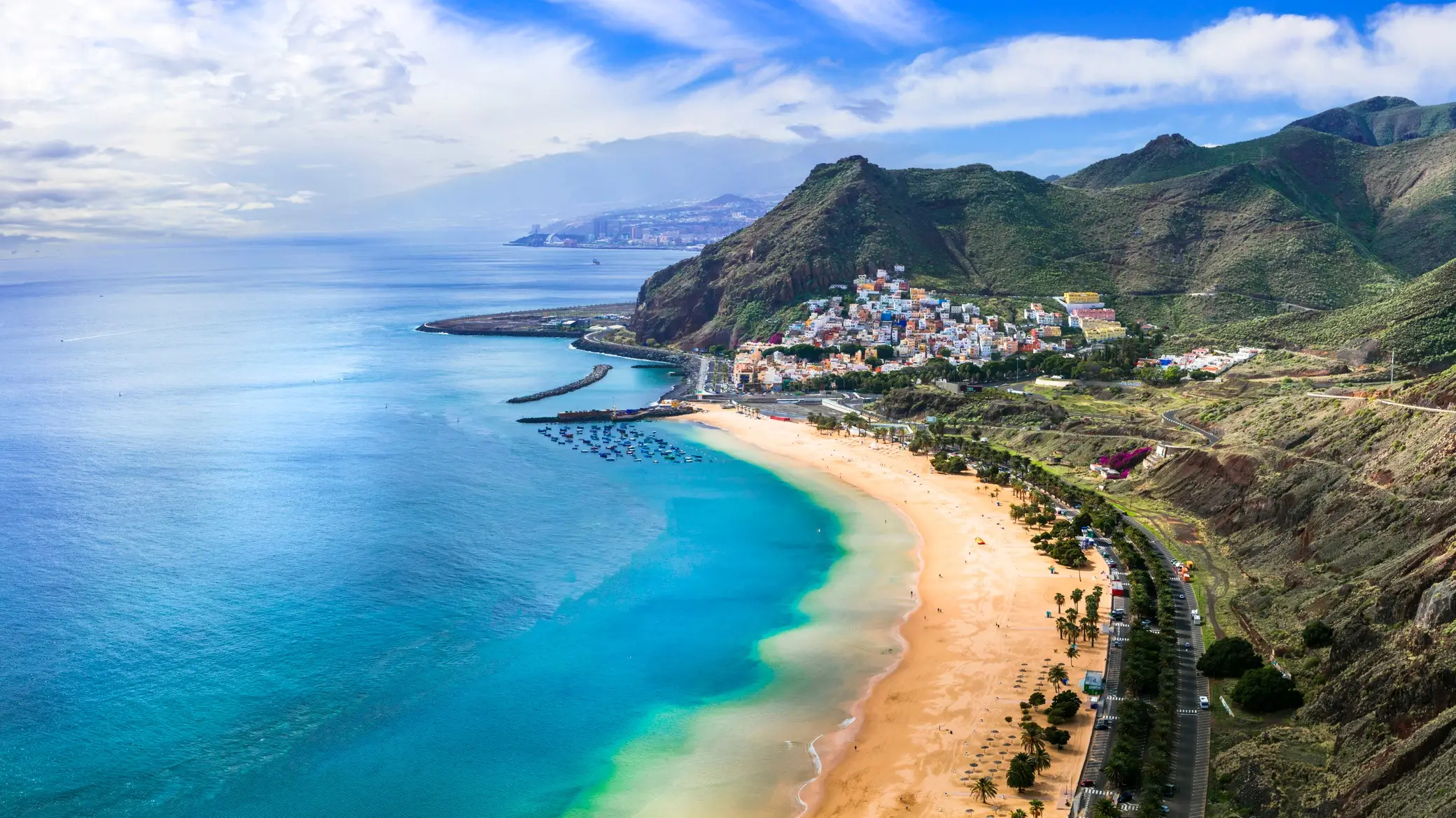 Die besten Strände der Insel Teneriffa - Las Teresitas mit dem malerischen Dorf San Andrés. 