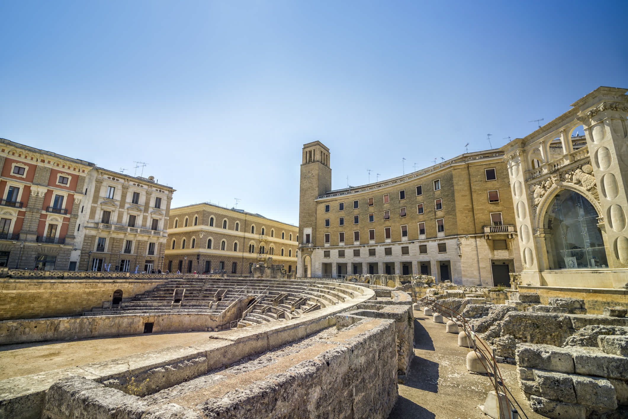 Vue sur une place en forme d'amphithéâtre de la ville baroque de Lecce, dans les Pouilles, en Italie.