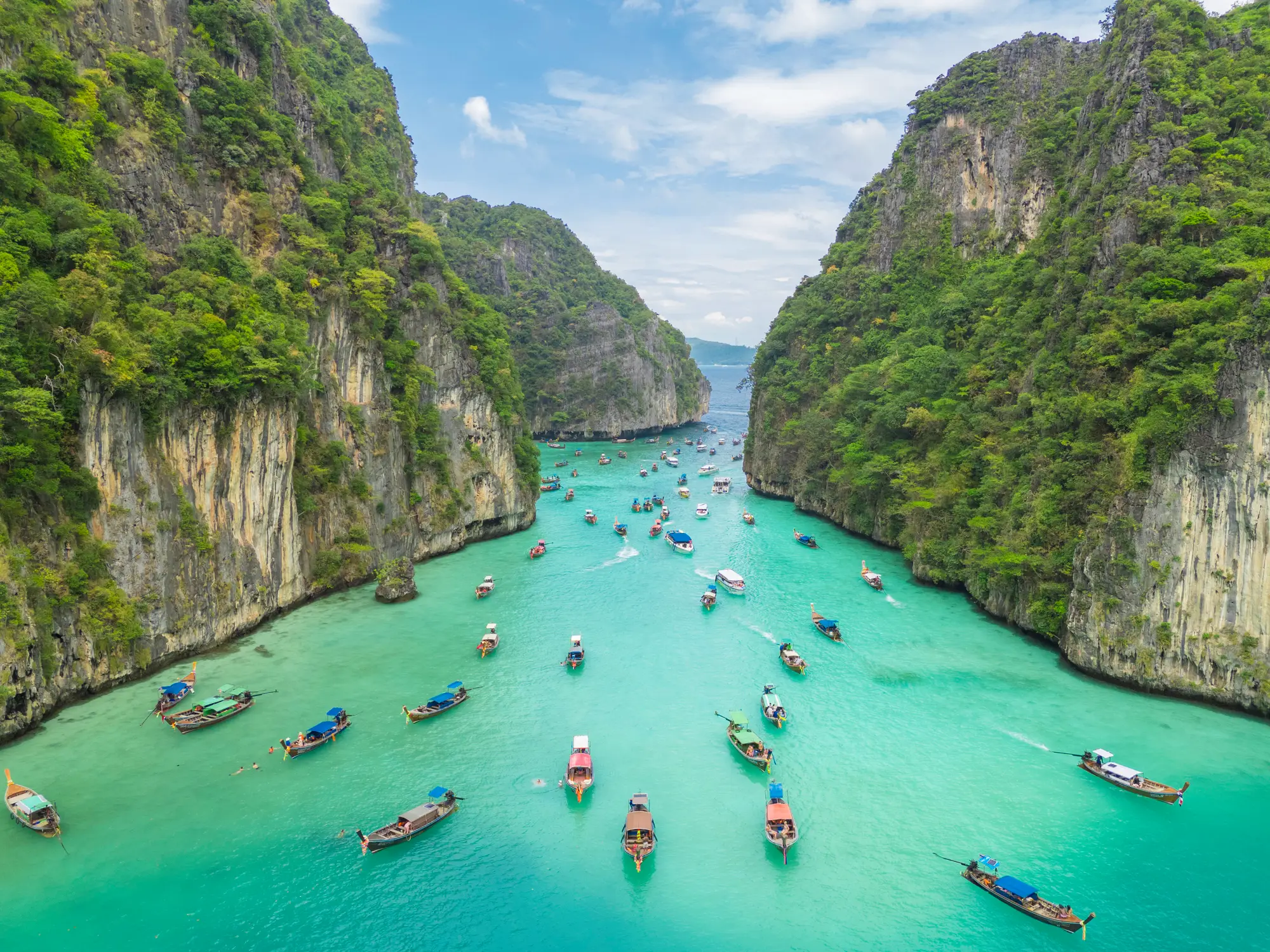Luftdrohne POV fliegen über tropisches türkisfarbenes Wasser Pileh Lagoon Krabi, Thailand.