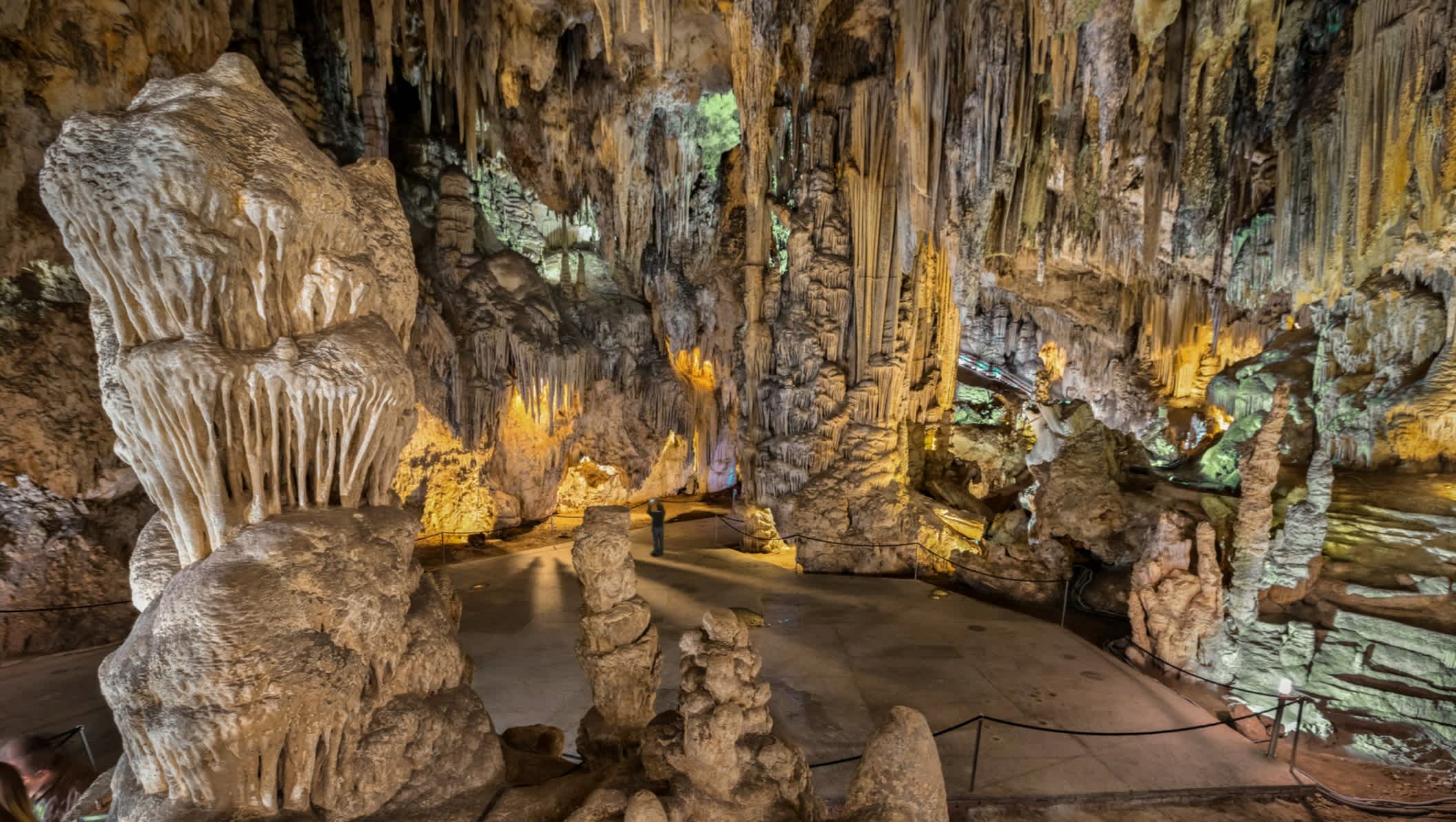 Geologische Formationen in der berühmten Nerja-Höhle, Andalusien, Spanien


