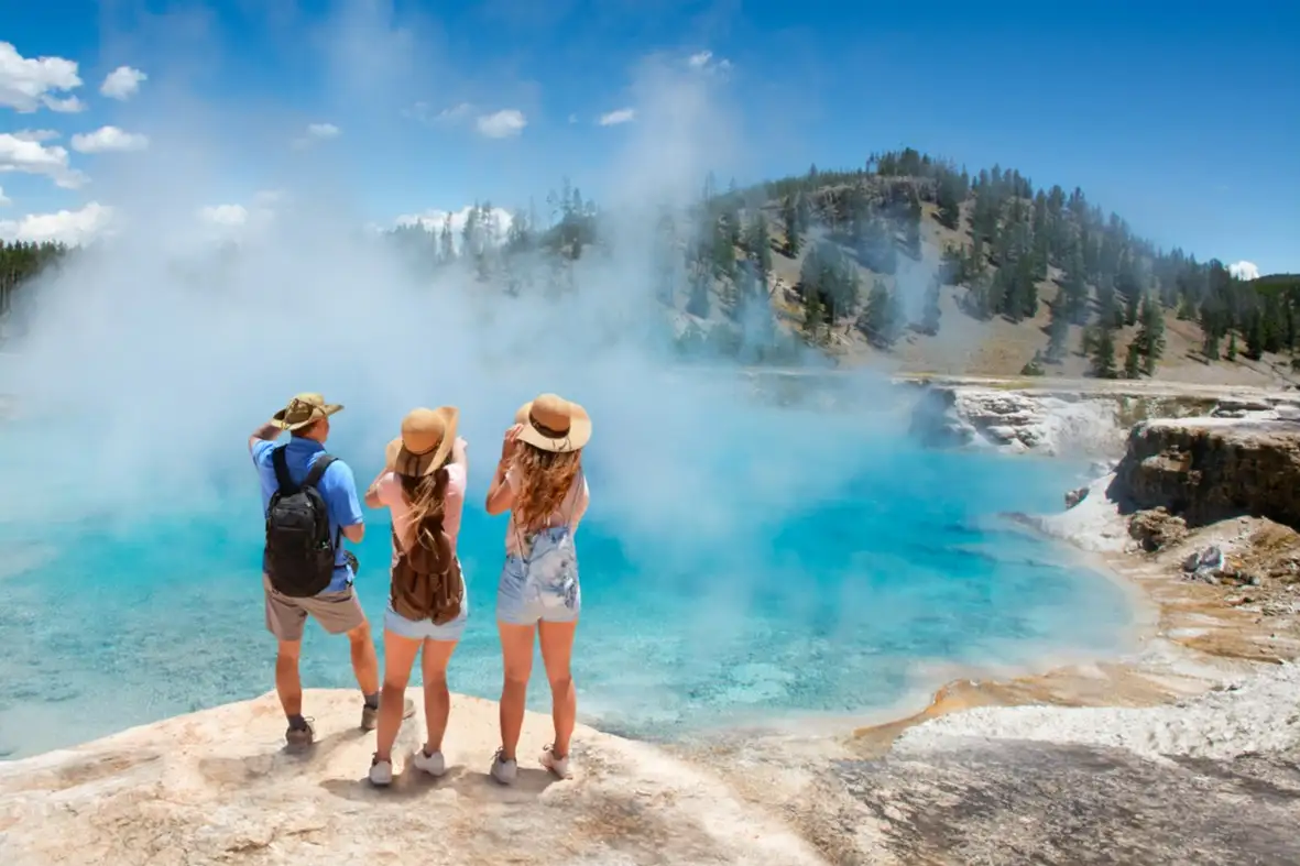USA, Yellowstone, Wandern Familie entspannen und genießen schöne anzeigen im Urlaub Wandern Reise