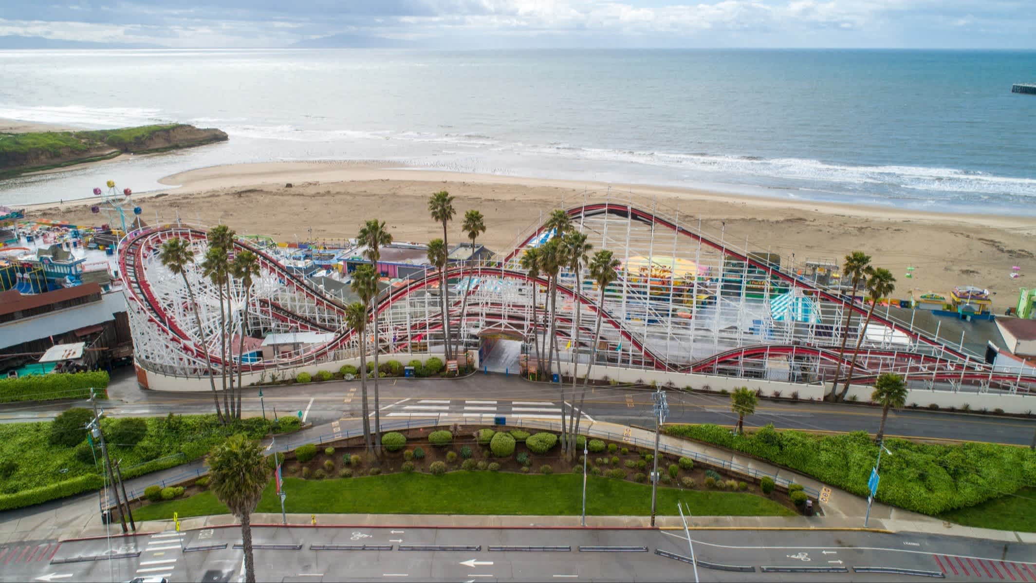 Der Strand Main Beach, Santa Cruz, Kalifornien, USA aus der Luft mit einer Achterbahn am Strand.