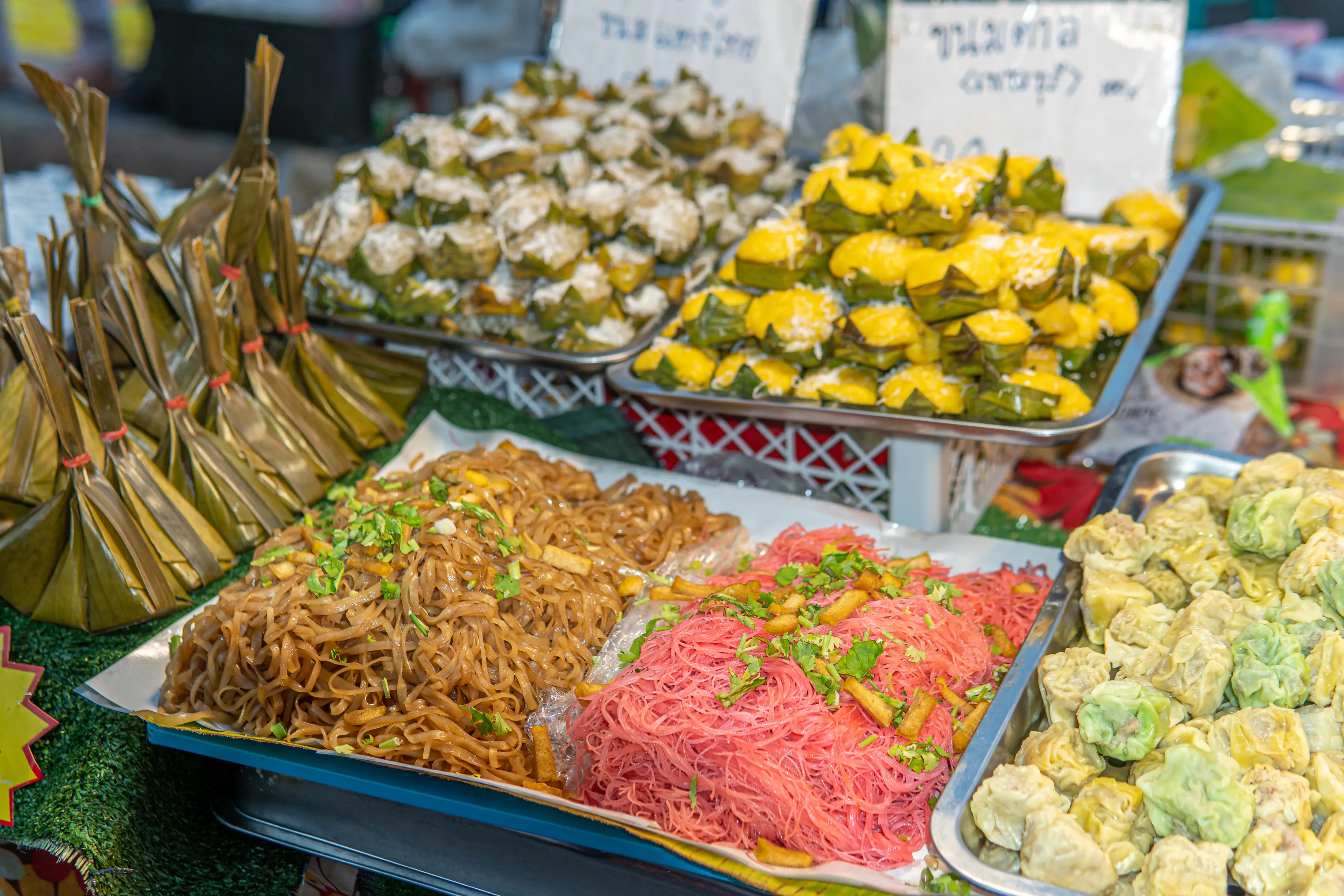 Thailand, Markt, Street Food Thailändische Spezialitäten auf einem Markt