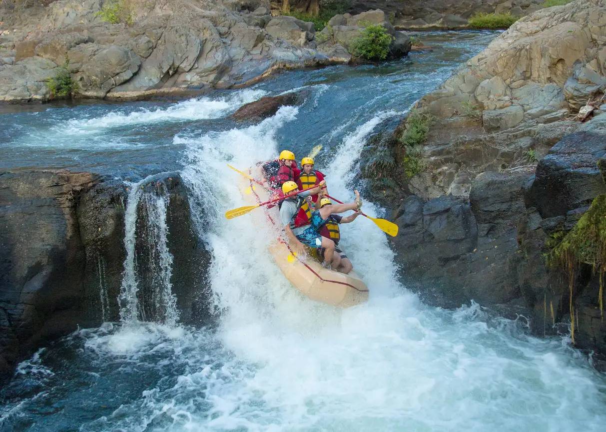 Costa Rica, Rafting Bateau de rafting qui descend une rapide au Costa Rica
