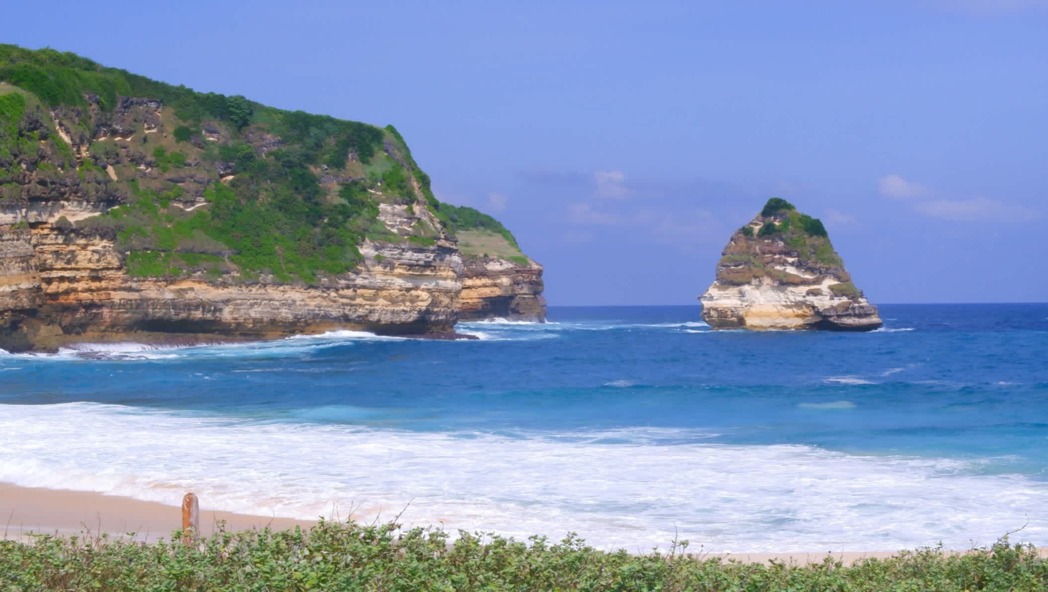 Kleine Insel im Meer und Strand von Lombok