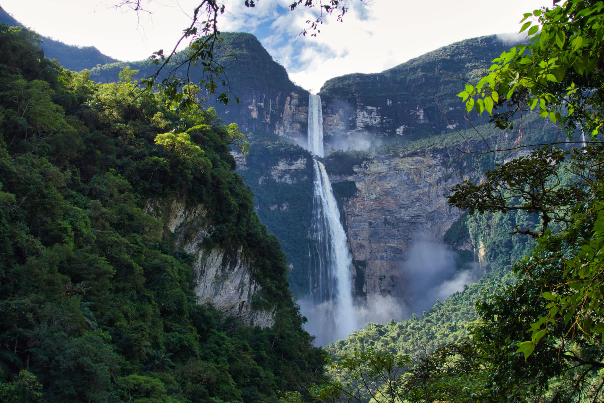 Majestätische Gocta-Wasserfälle umgeben von üppigem Grün, Chachapoyas, Peru.