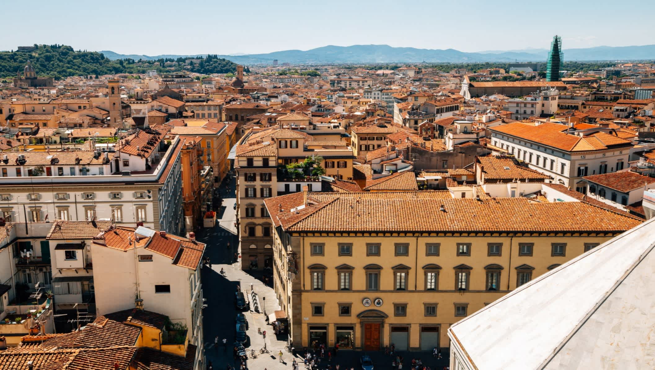Panoramablick auf die Piazza del Duomo und die Altstadt von Florenz, Italien