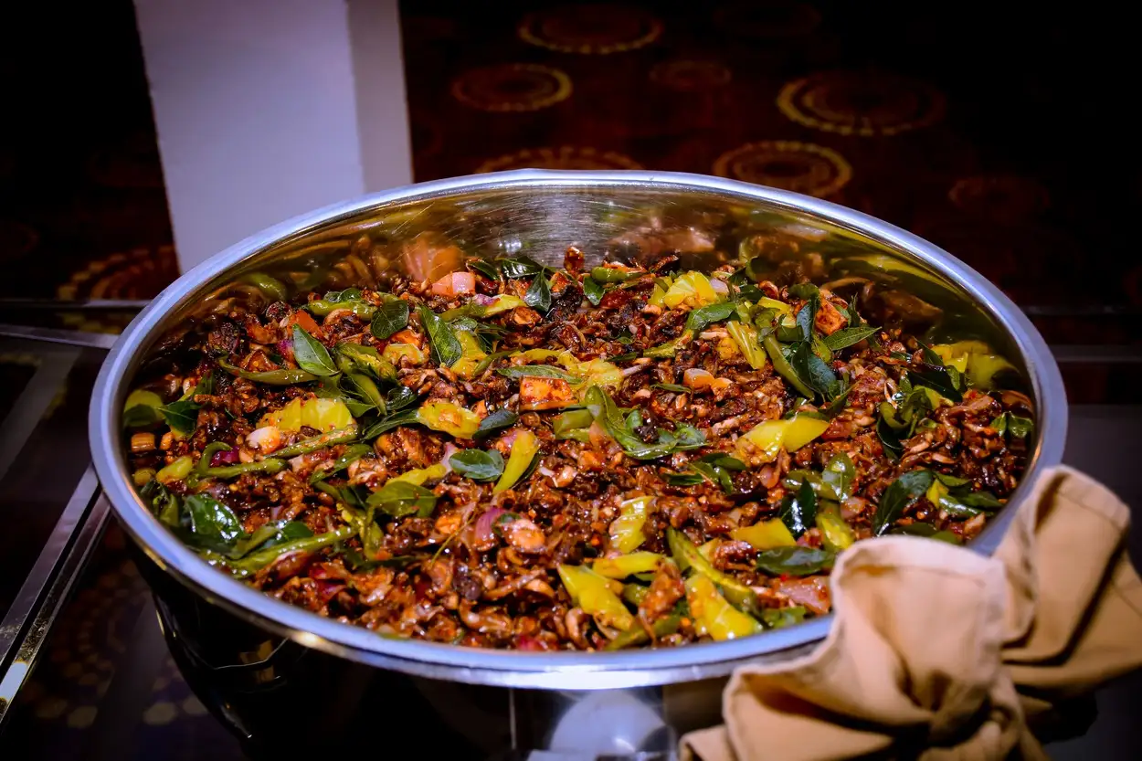 Sri Lanka, Wambatu Moju Gebratene würzige Brinjals mit Zwiebeln