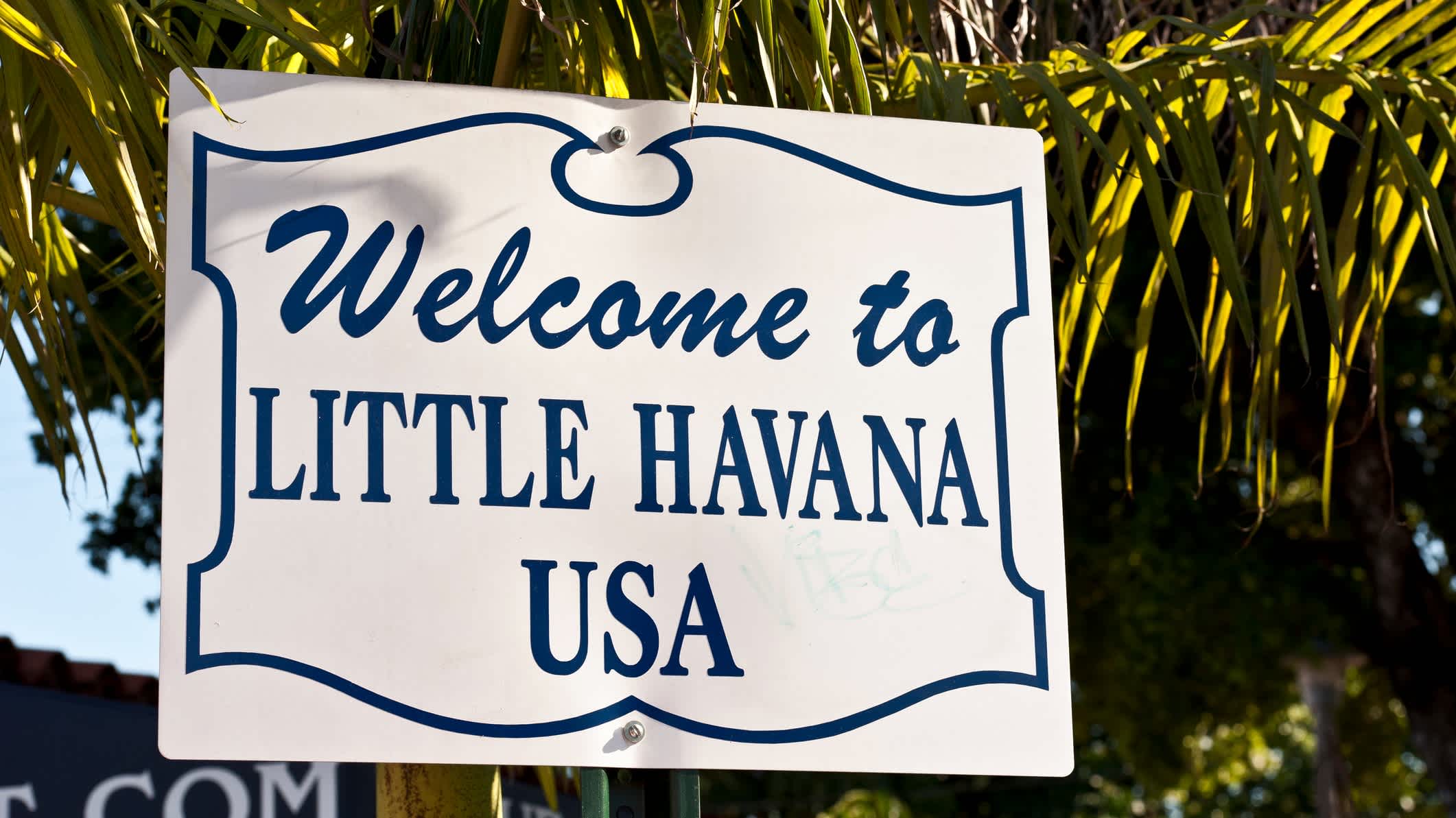 Willkommen in Little Havana Schild in der Calle Ocho, Miami, Florida, USA
