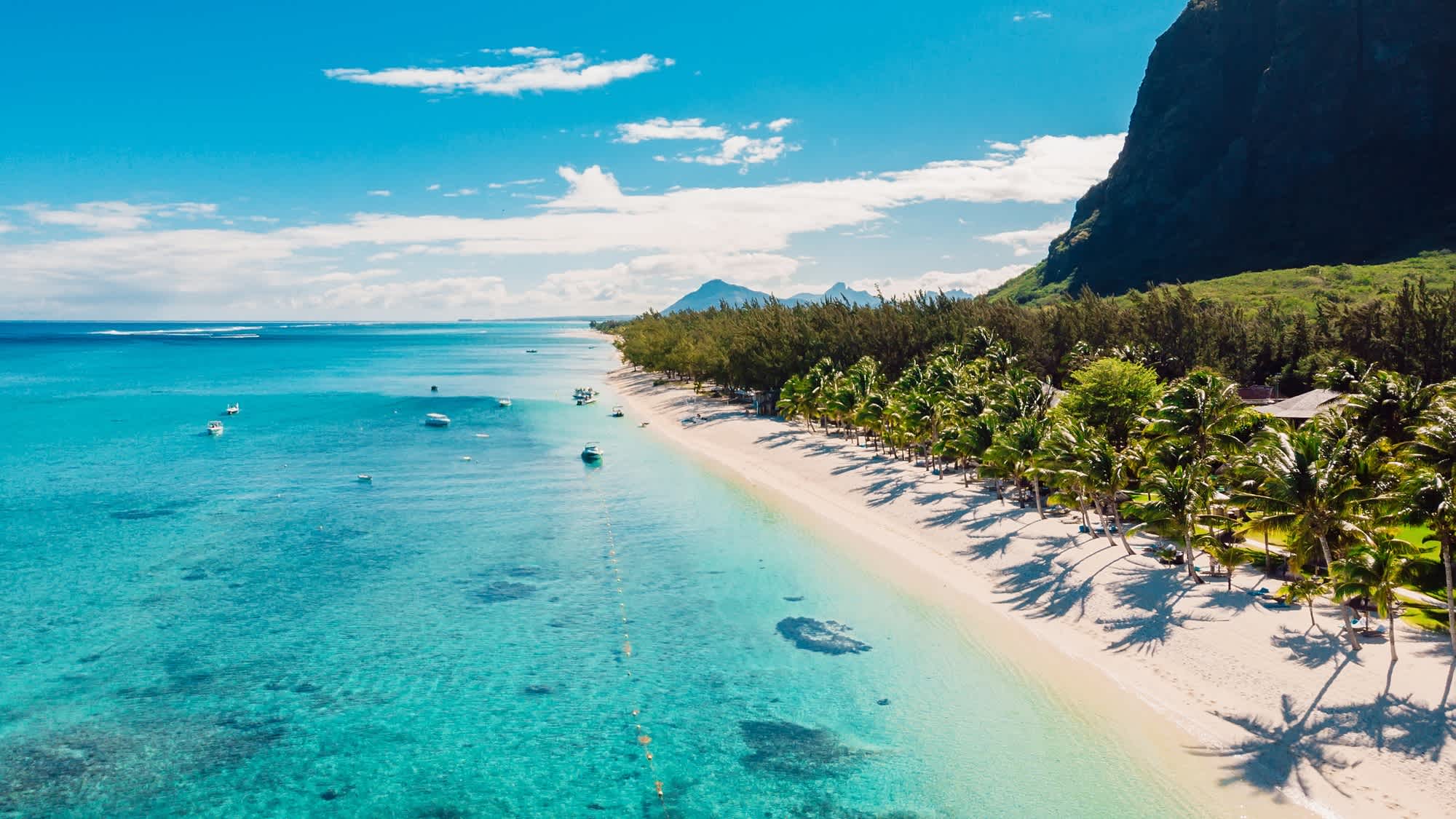 Plage de sable de rêve au bord de l'océan Indien à l'île Maurice