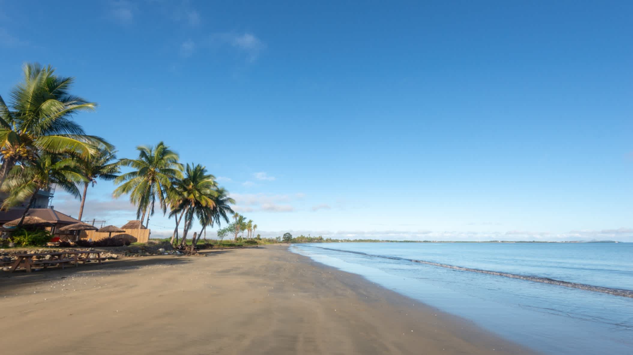 Blick auf den Strand von Wailoaloa in der Nähe von Nadi in Fidschi.

