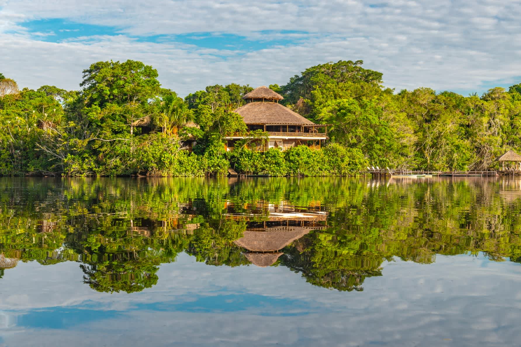 Vue d'un lodge en bois au milieu de l'Amazonie.