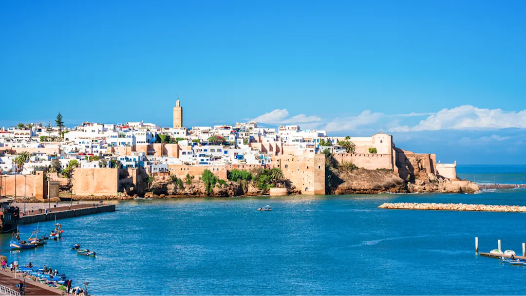Eindrucksvolle Festung am Wasser mit Mondsichel im Hintergrund. Rabat, Rabat-Salé-Kénitra, Marokko.