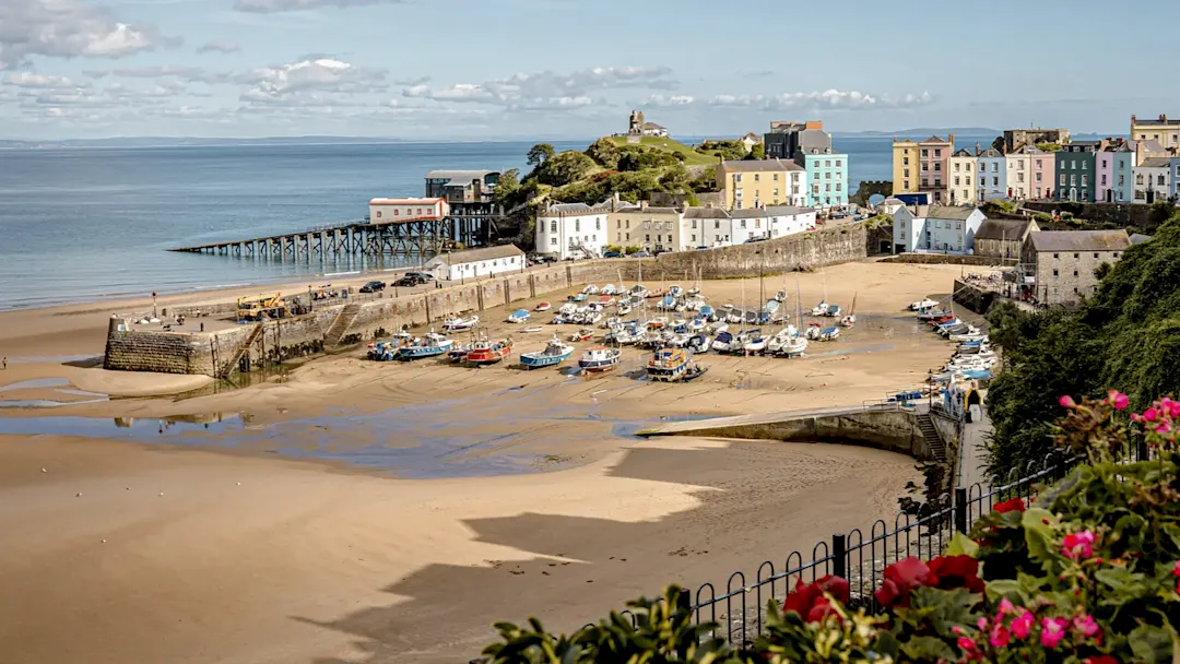 Hafen mit Booten und bunten Häusern am Strand. Tenby, Pembrokeshire, Wales.