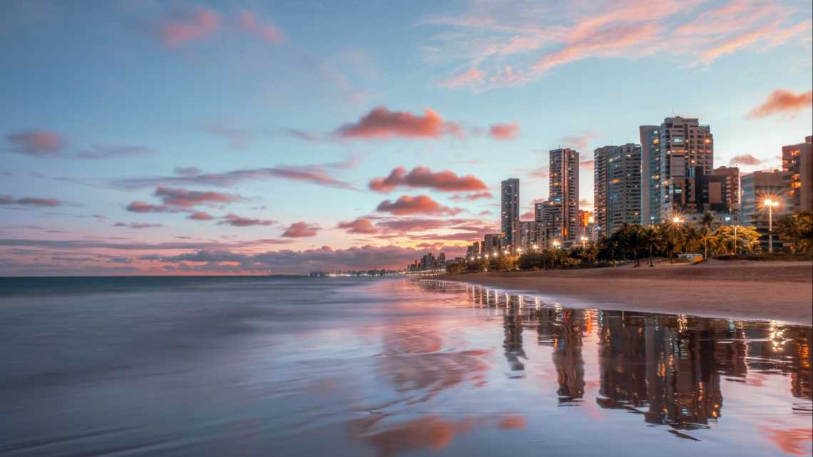 Soleil couchant sur la plage urbaine de Boa Viagem à Recife, Pernambuco, Brésil