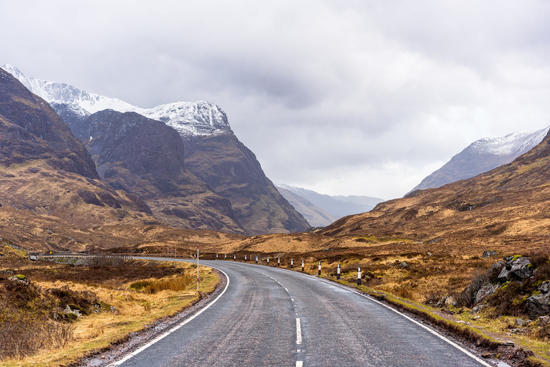 La route principale sinueuse à travers le paysage historique de Glencoe, en Écosse.
