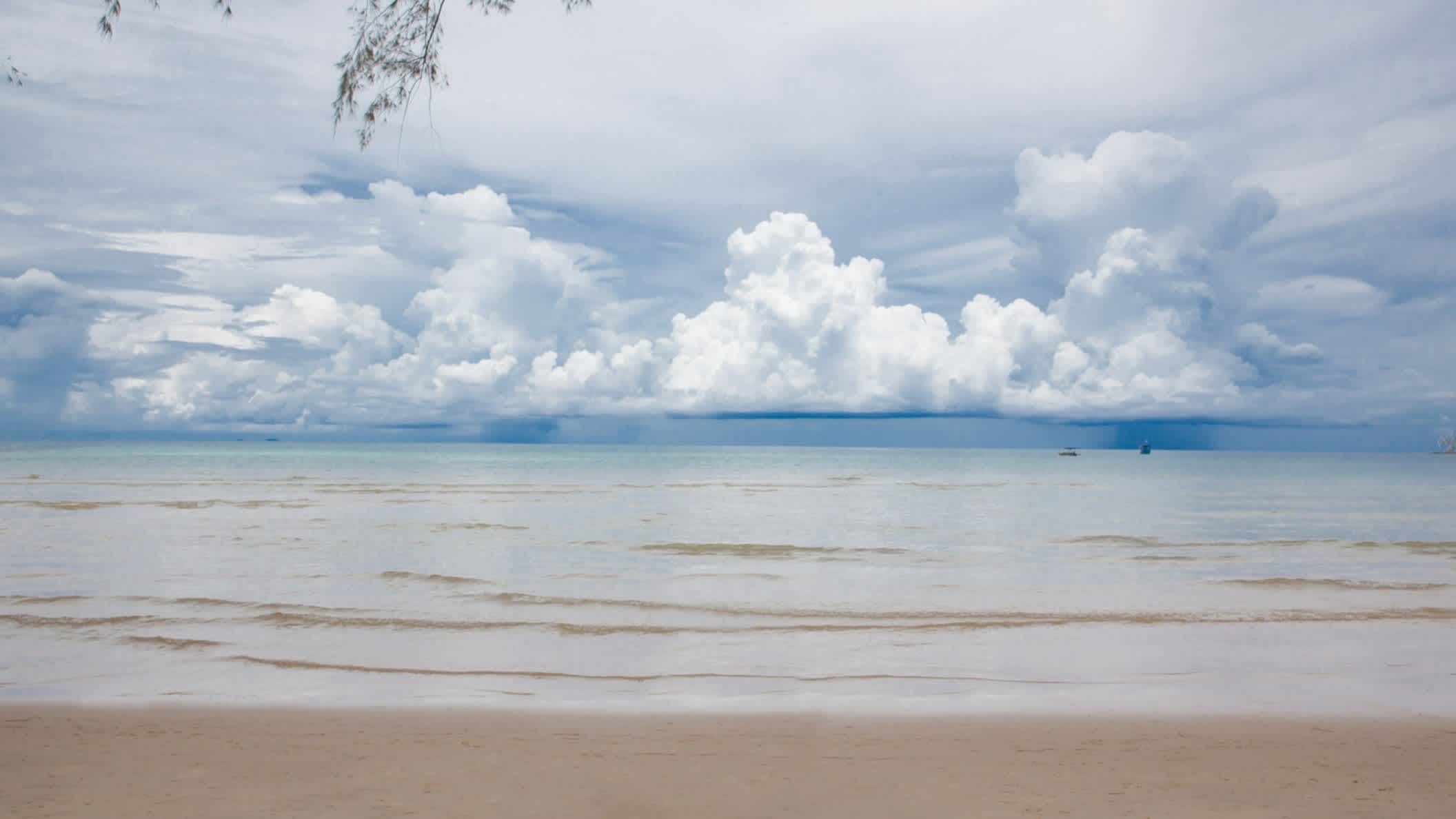 Wolken am flach abfallenden Sandstrand von Lazy Beach, Koh Rong Sanloem, Kambodscha.