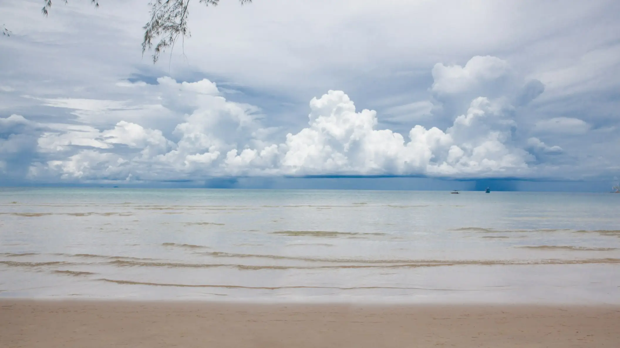 Lazy Beach, Koh Rong Sanloem, Kambodscha Wolken am flach abfallenden Sandstrand von Lazy Beach, Koh Rong Sanloem, Kambodscha.
