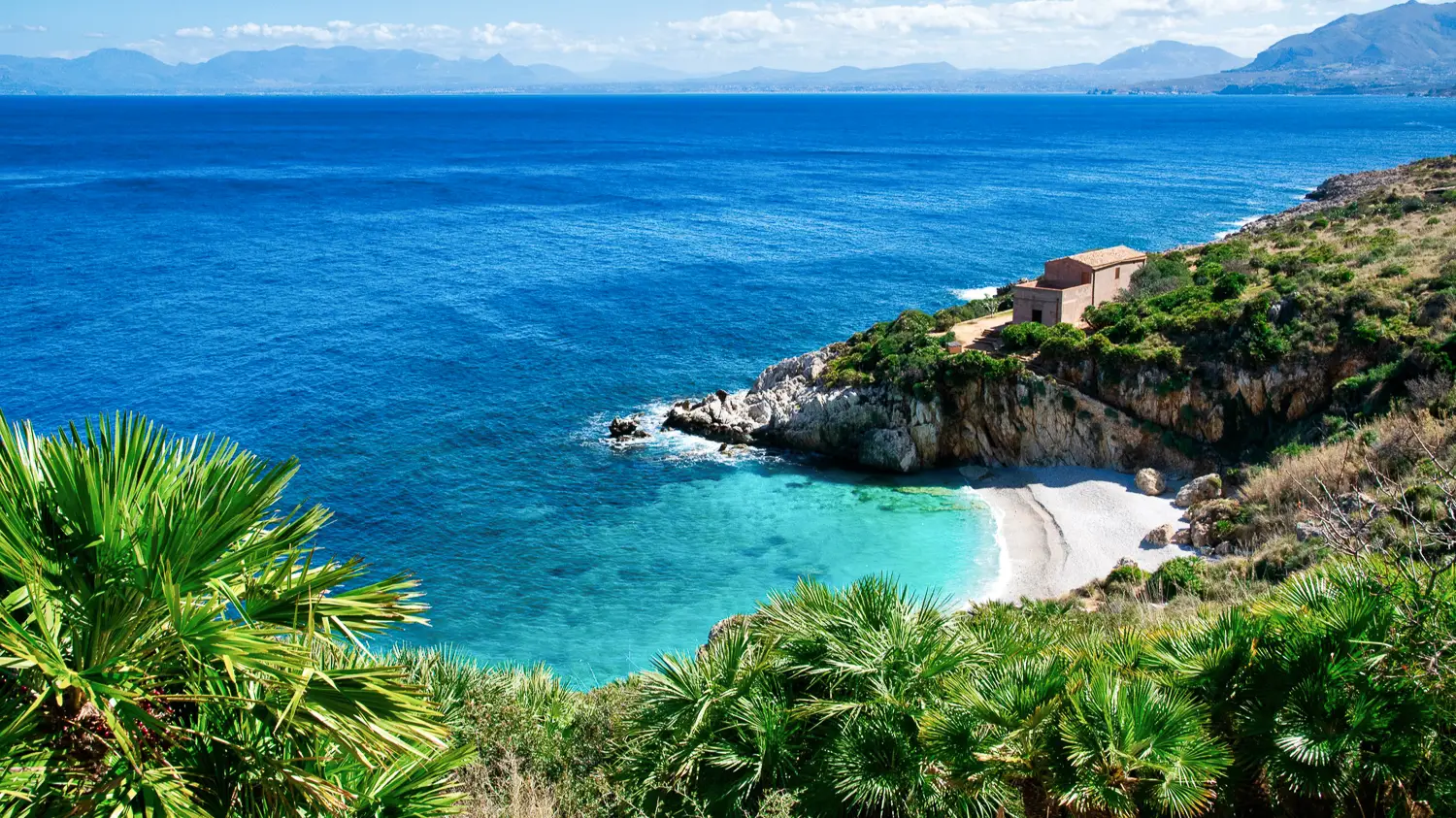 Vue sur la plage de San Vito Lo Capo depuis un point de vue dans la Réserve naturelle du Zingaro, en Italie