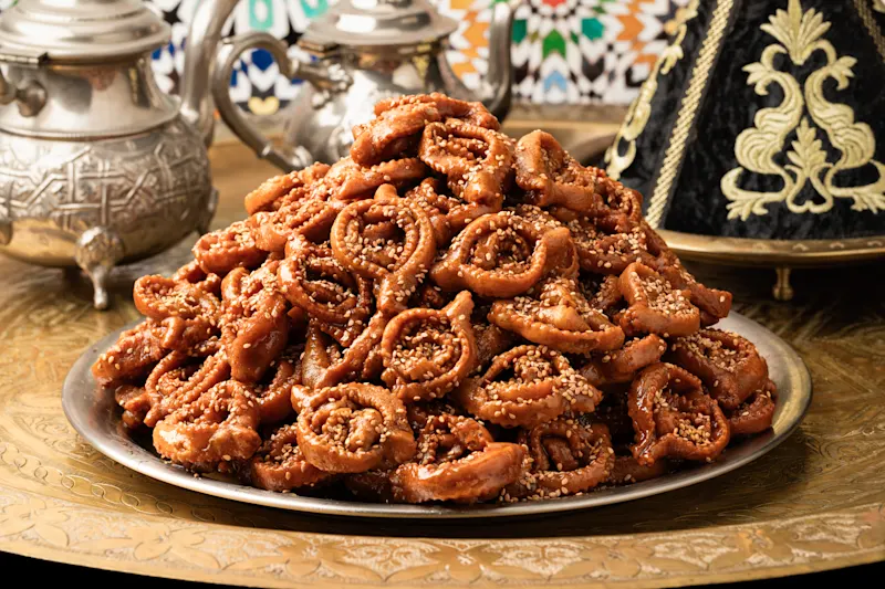 Marokko, Header, Chebakia Ein Teller voller Chebakia für Ramadan.