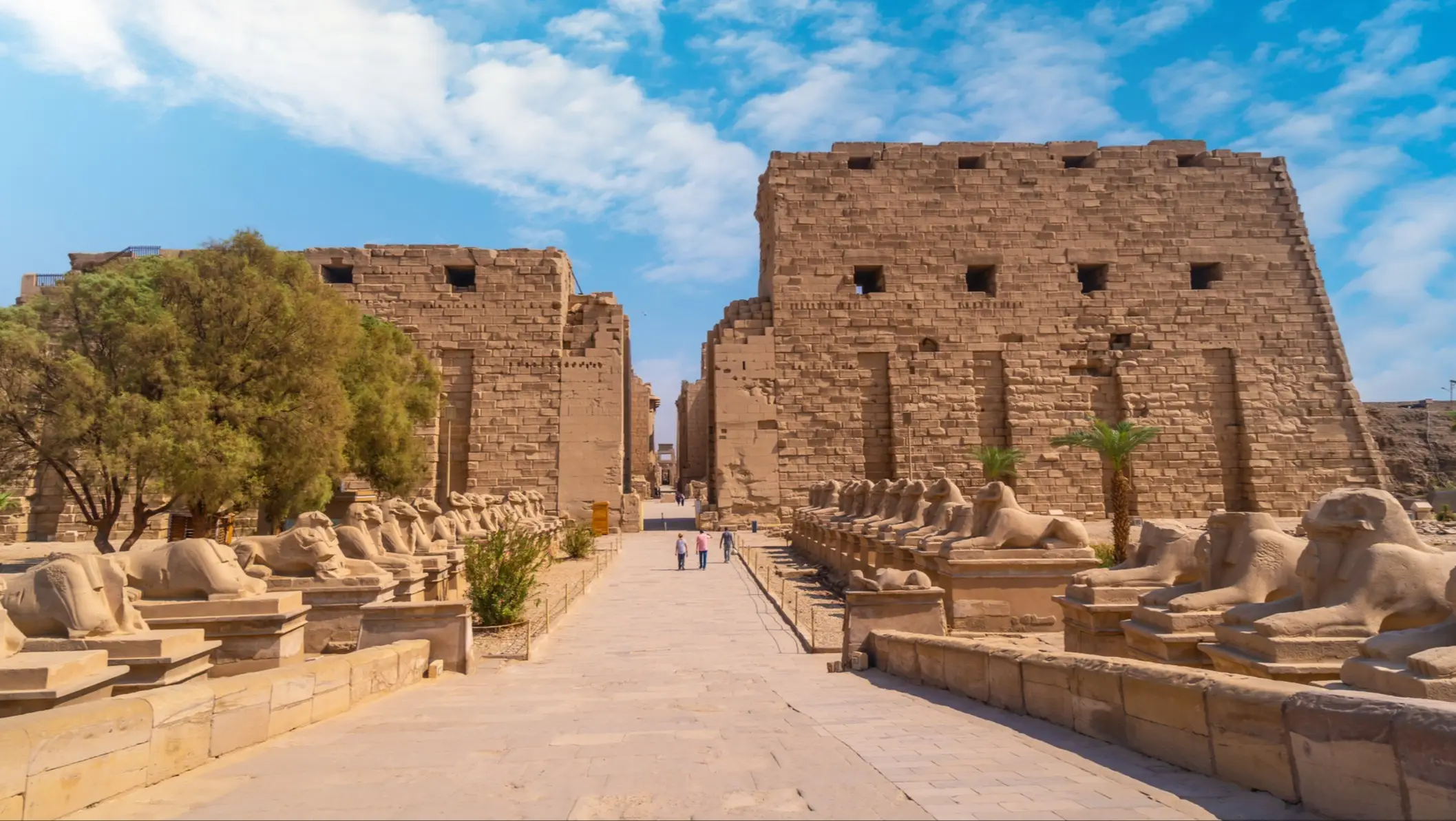 Ägypten, Karnak Tempel Skulptur des Pharaos mit dem Körper eines Löwen im Tempel von Karnak, dem großen Heiligtum des Amun. Ägypten.