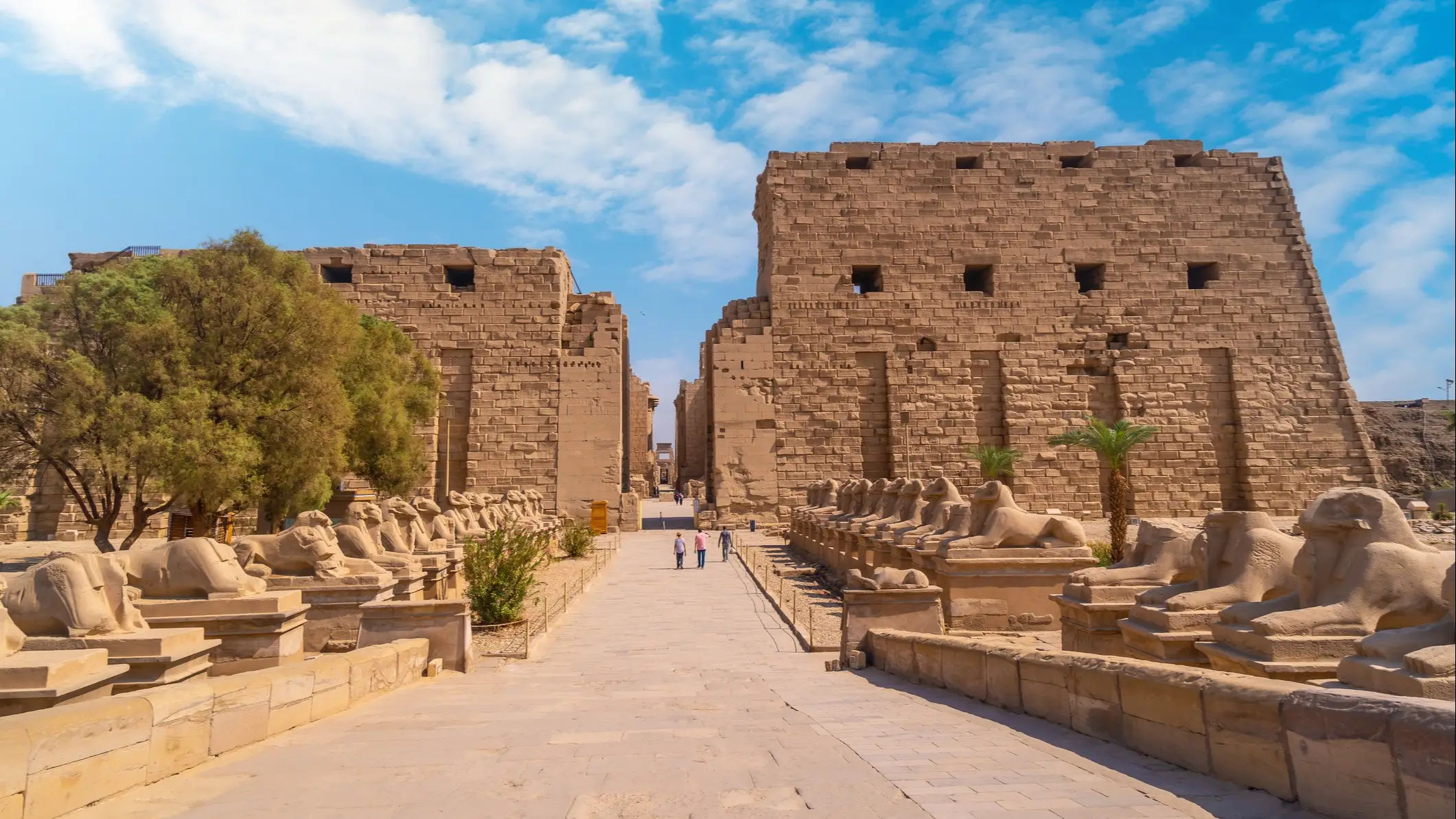 Skulptur des Pharaos mit dem Körper eines Löwen im Tempel von Karnak, dem großen Heiligtum des Amun. Ägypten.

