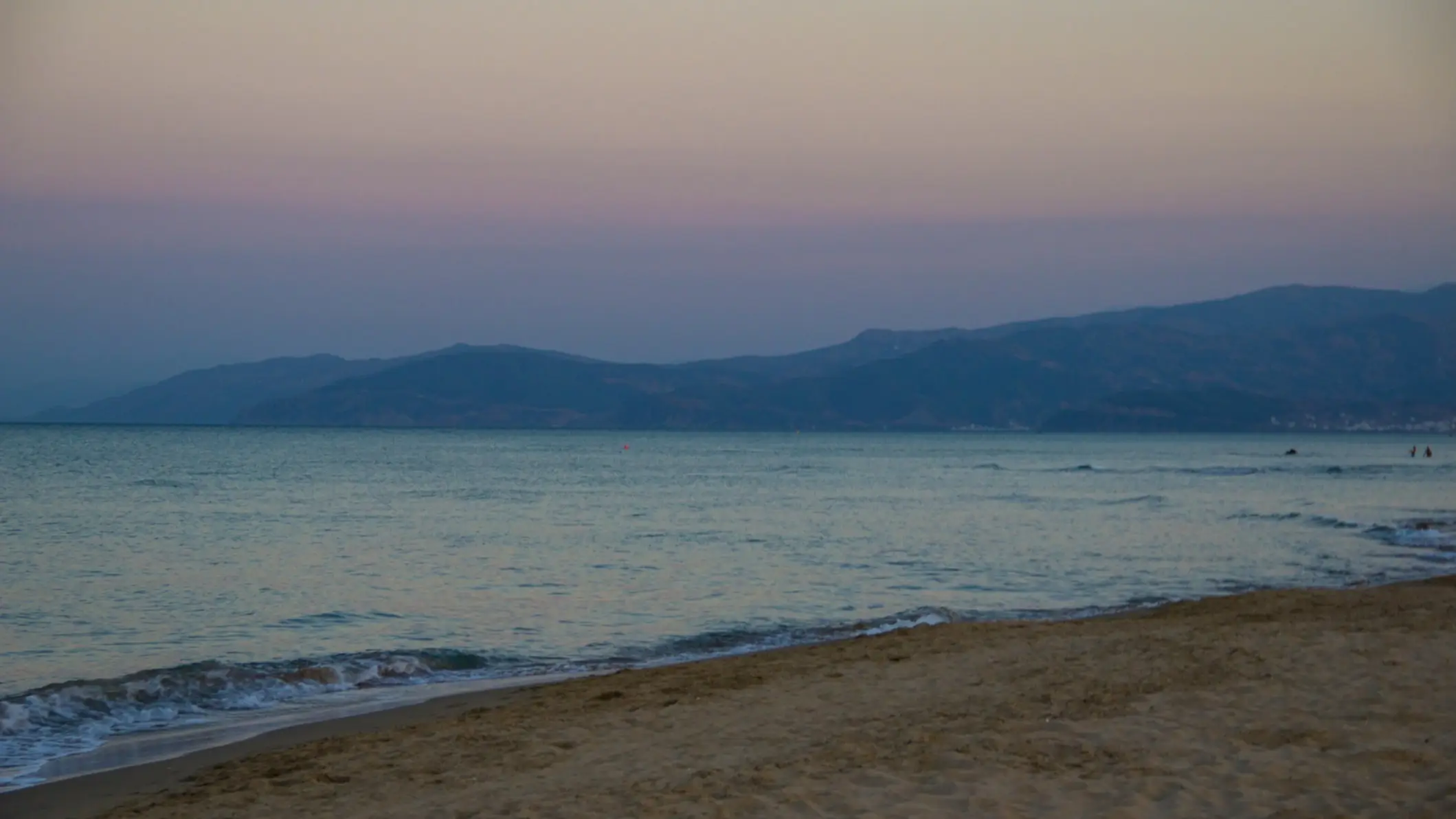 Marokko, Martil-Strand Blick auf den Martil-Strand in Tetouan, Marokko bei Dämmerung.