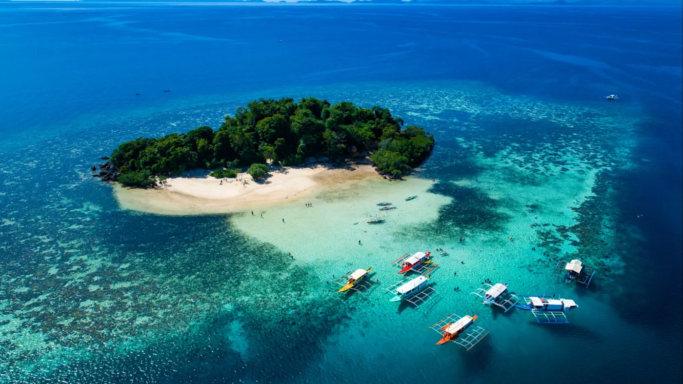 Coron Insel, Palawan, Philippinen Tropische Insel mit Sandstrand und Booten im türkisfarbenen Wasser, Coron Insel, Palawan, Philippinen