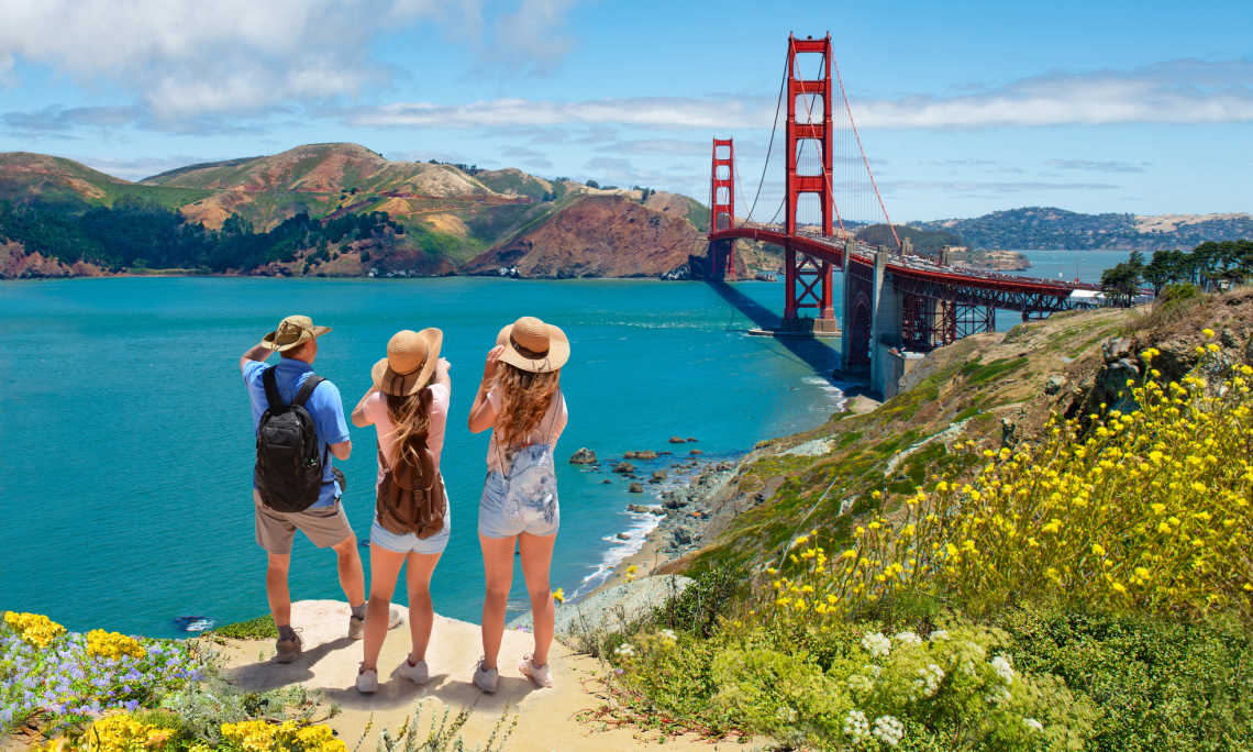 Familie an der Golden Gate Bridge, San Francisco, Kalifornien, USA