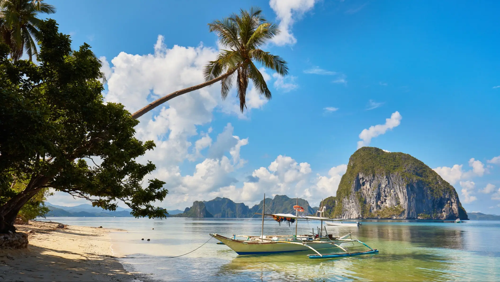 Philippinen, Palawan, Strand mit Boot Boot ist am Strand festgemacht, bei Palawan auf den Philippinen.