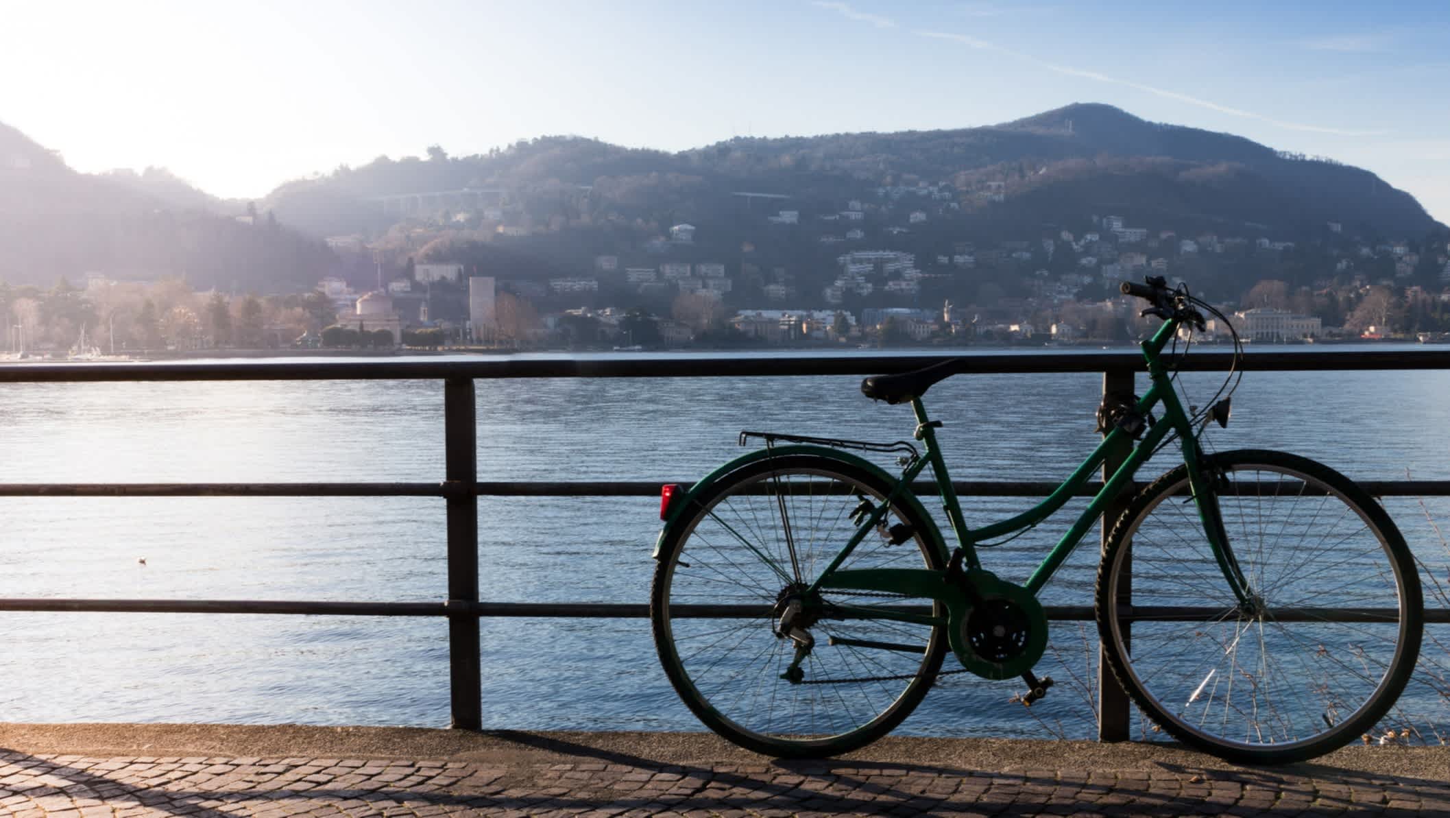 Vélo sur une rembarde devant le lac de Côme, en Italie.
