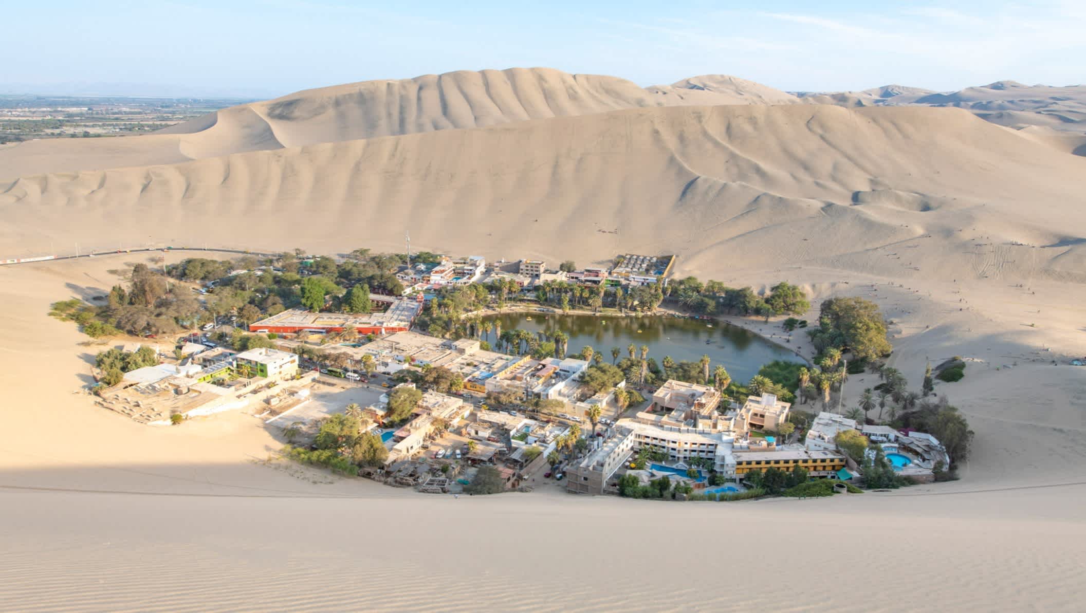 Vue de la ville désertique de Huacachina au Pérou.

