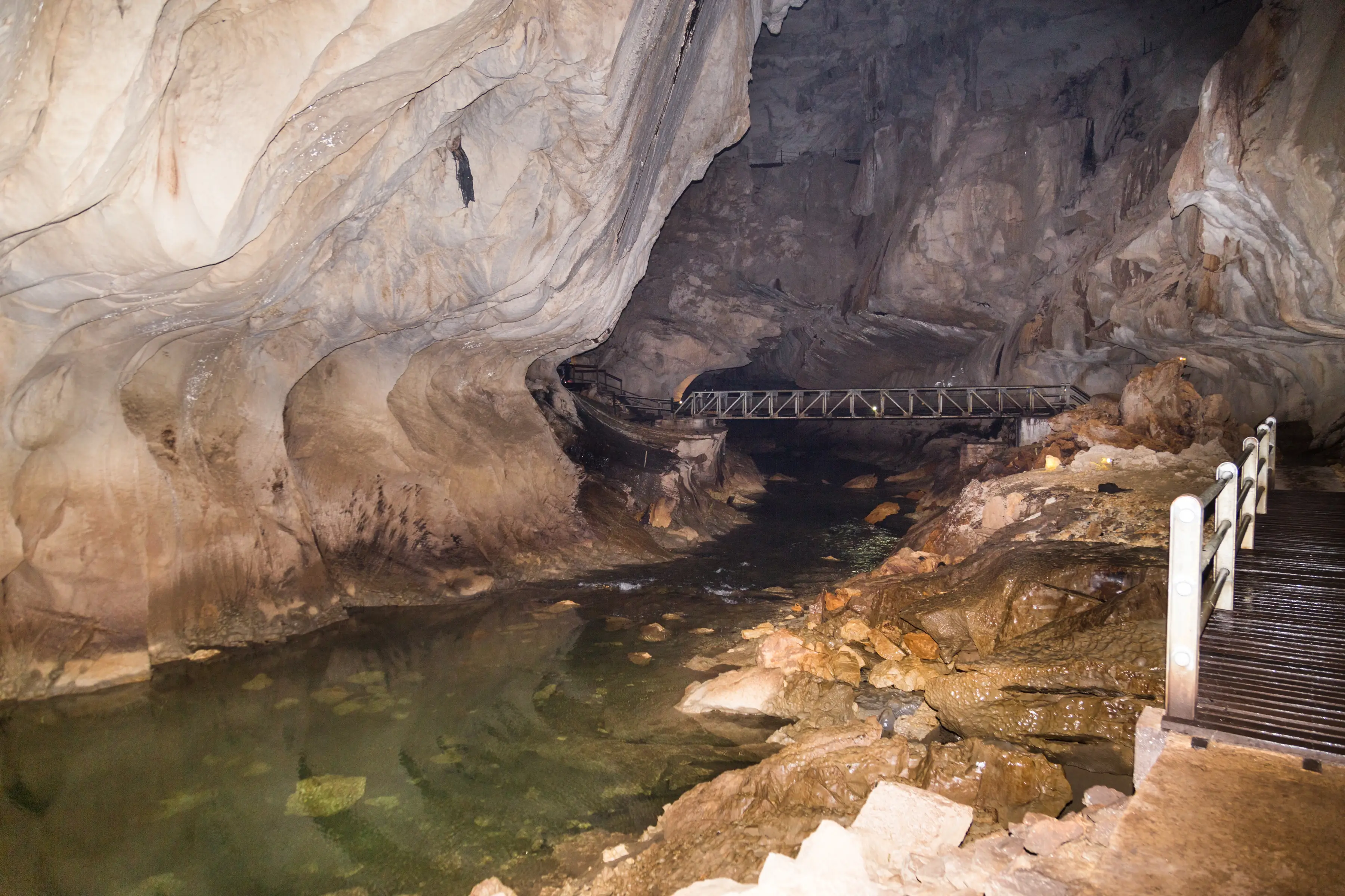 Malaisie, Bornéo, parc national de Mulu Clairière dans une grotte d'eau claire avec une rivière souterraine, parc national de Mulu, Bornéo, Malaisie