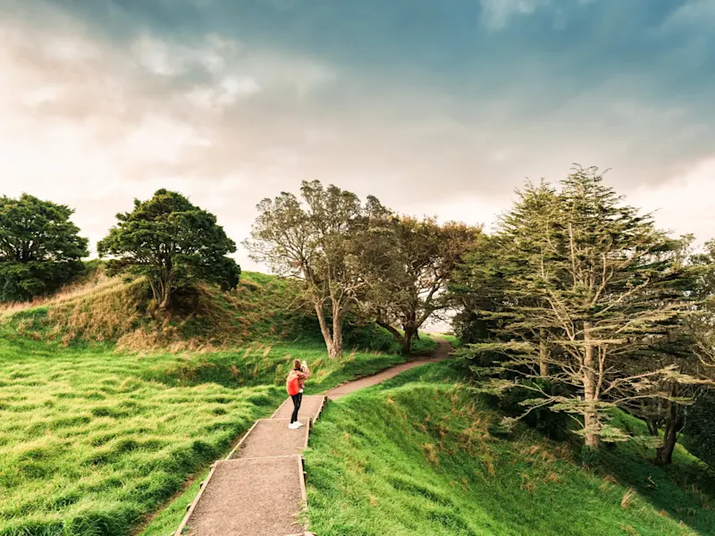 Parc avec sentier et paysage verdoyant. Auckland, Île du Nord, Nouvelle-Zélande.