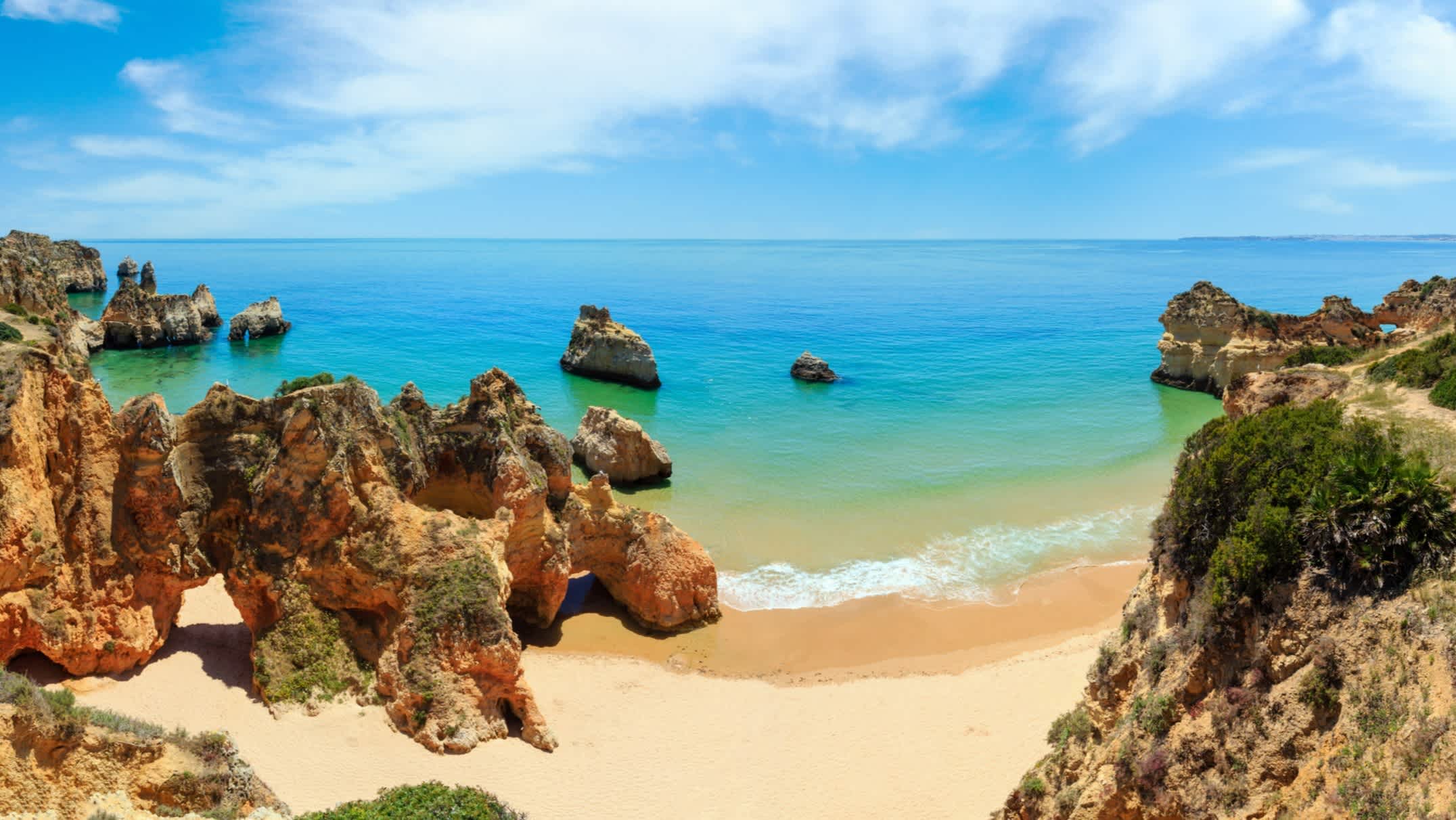 Vue en plongée de la plage de sable Dos Tres Irmaos (Portimao, Alvor, Algarve, Portugal)