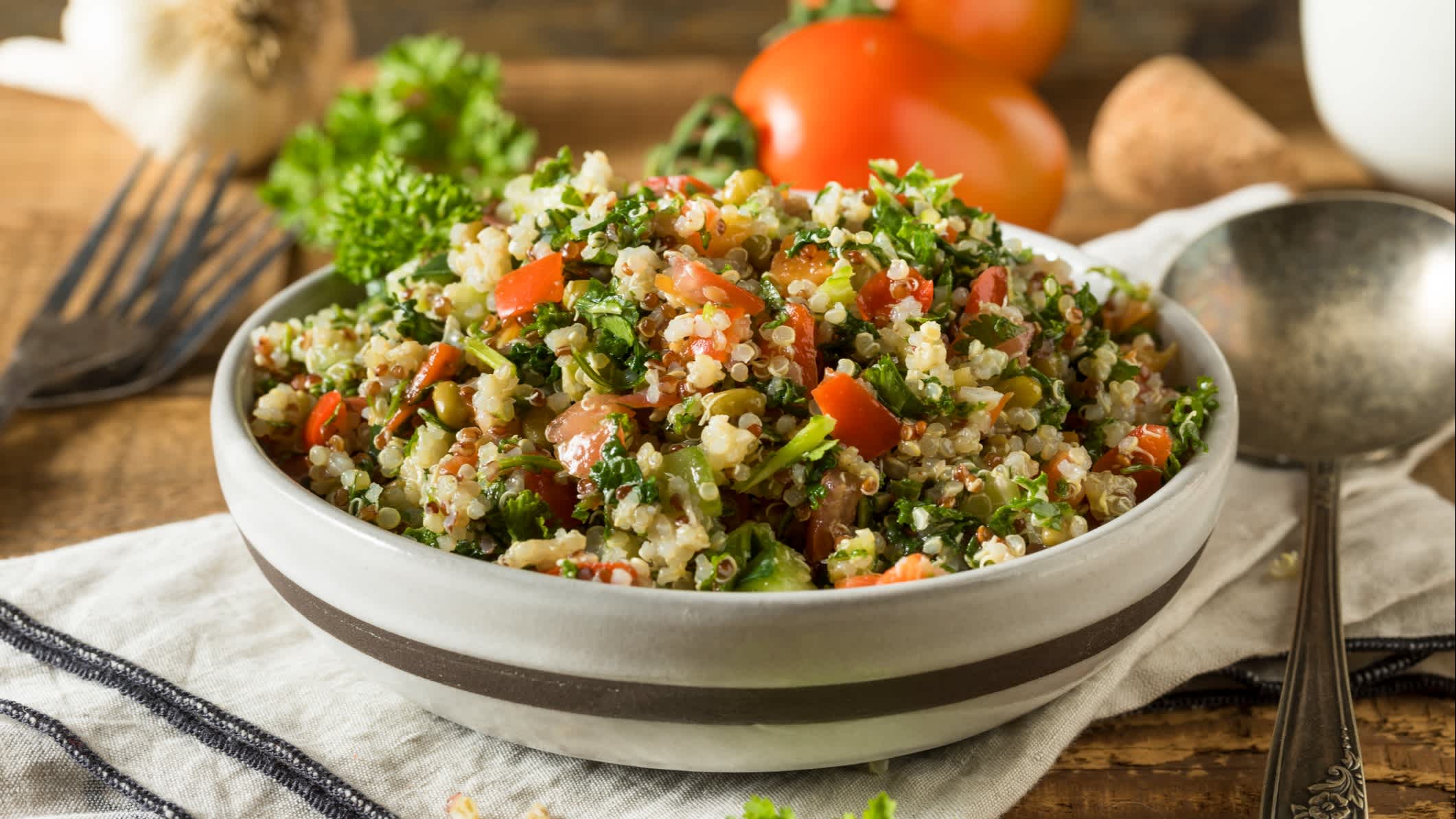 Quinoa Taboulé Salat auf dem Tisch