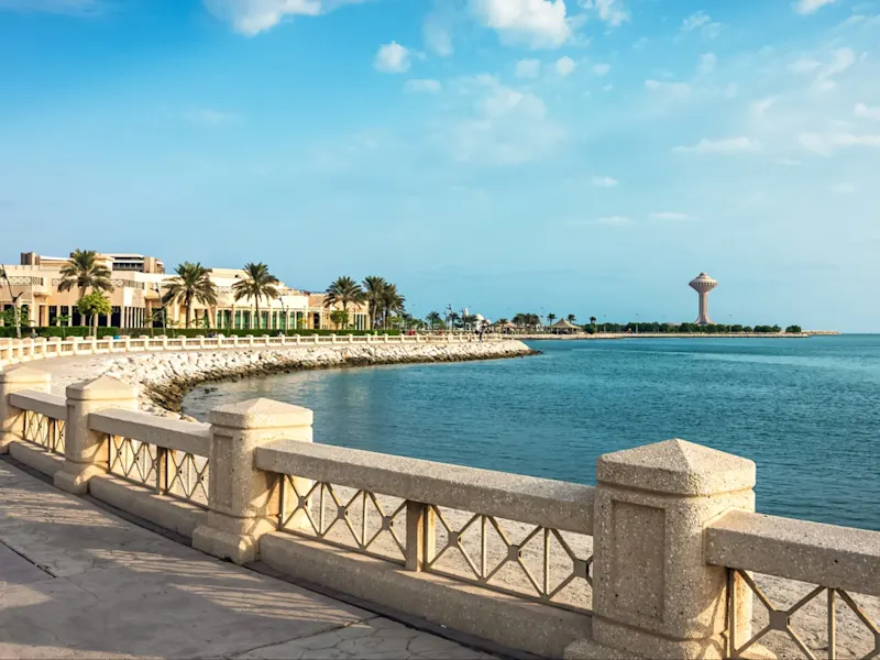 Strände in Saudi-Arabien Die Strände in Saudi-Arabien bieten beeindruckende Ausblicke auf das Rote Meer und den Persischen Golf, darunter der bekannte Umluj Beach mit feinem weißen Sand und das klare Wasser der Farasan Islands, das sich hervorragend zum Schnorcheln eignet