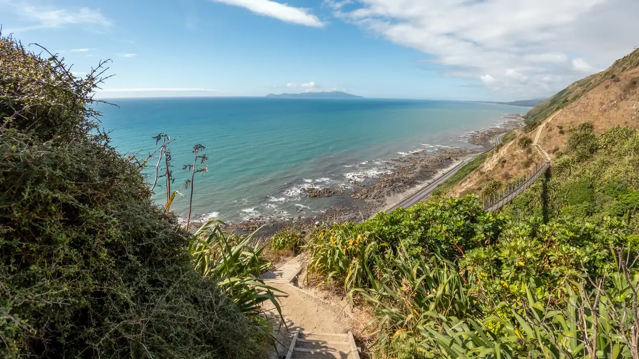 Escarpment Track Walk an der Kapiti Coast â Atemberaubende Ausblicke auf Kapiti Island, die Tasmanische See und schroffe Klippen entlang des Te Araroa Trail, Neuseeland