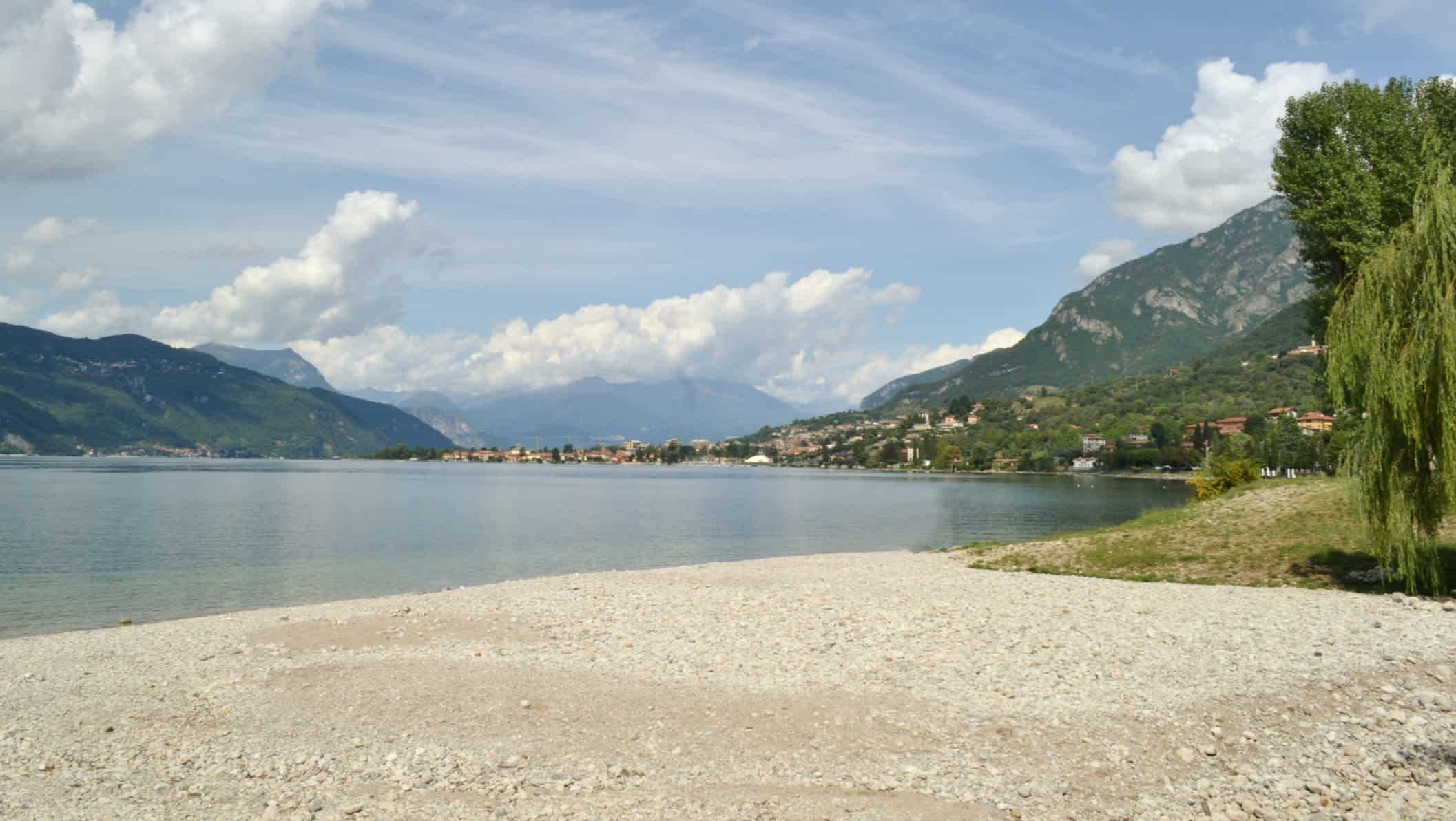 Plage de galets d'Abbadia Lariana sur le lac de Côme, en Lombardie, en Italie.