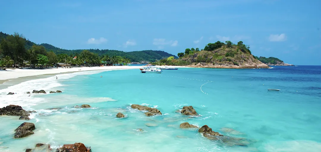 Tropischer Strand mit klarem Wasser und grüner Landschaft. Redang, Terengganu, Malaysia.