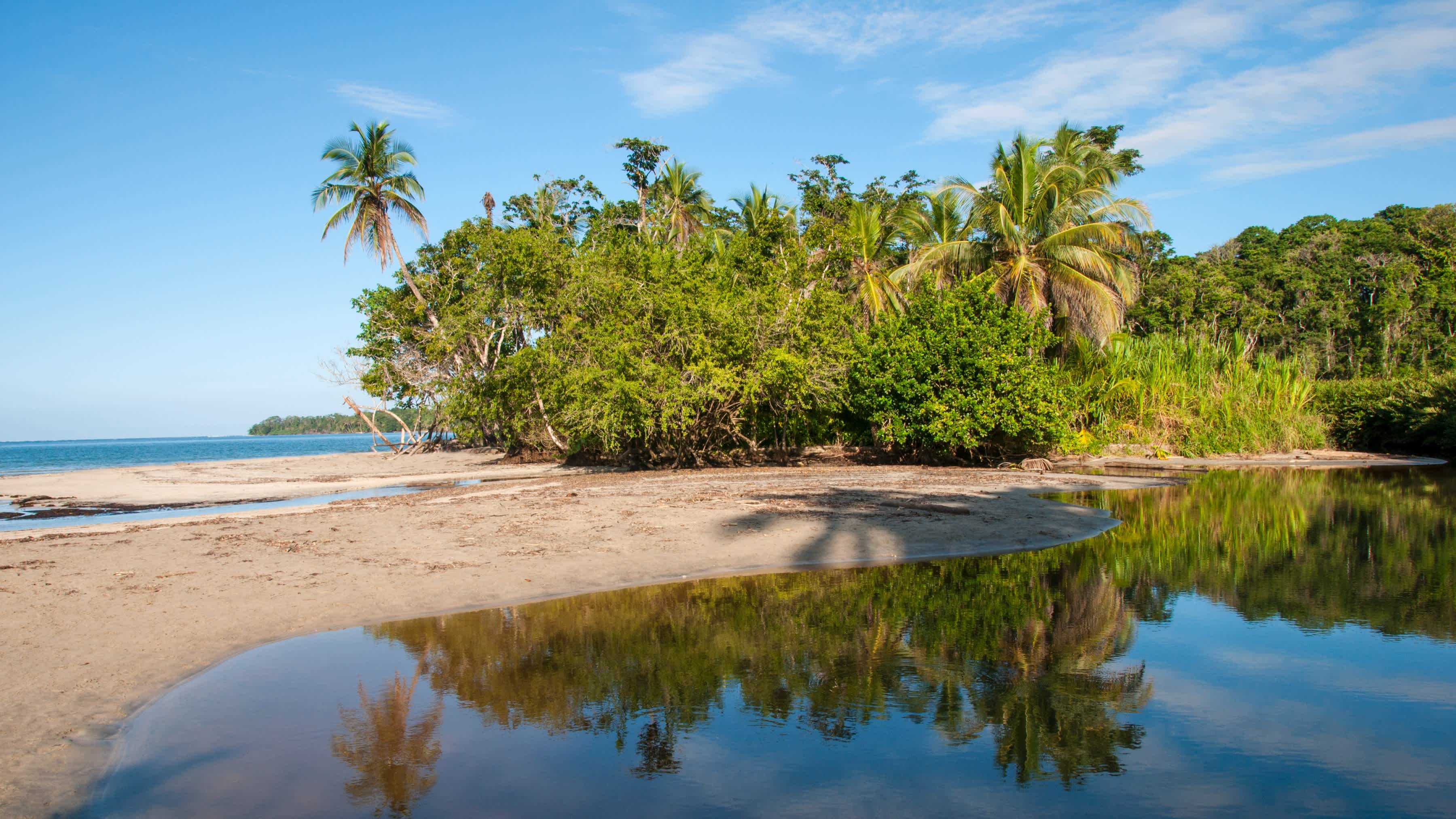 Lagune und Strand in der Nähe von Cahuita, Costa Rica.

