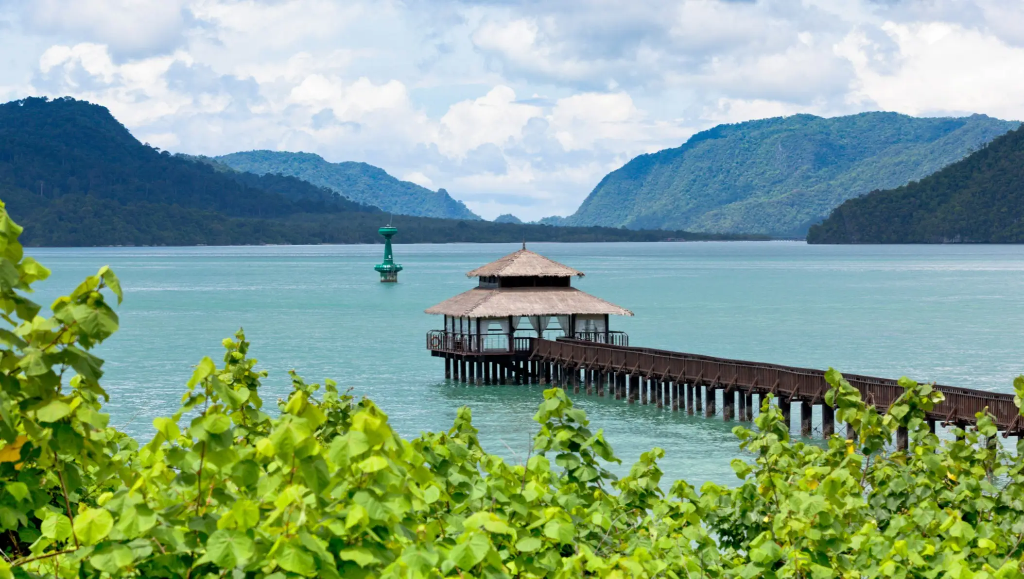 Malaisie, Langkawi Maison sur pilotis au bout d'un ponton sur l'eau, Langkawi, Malaisie