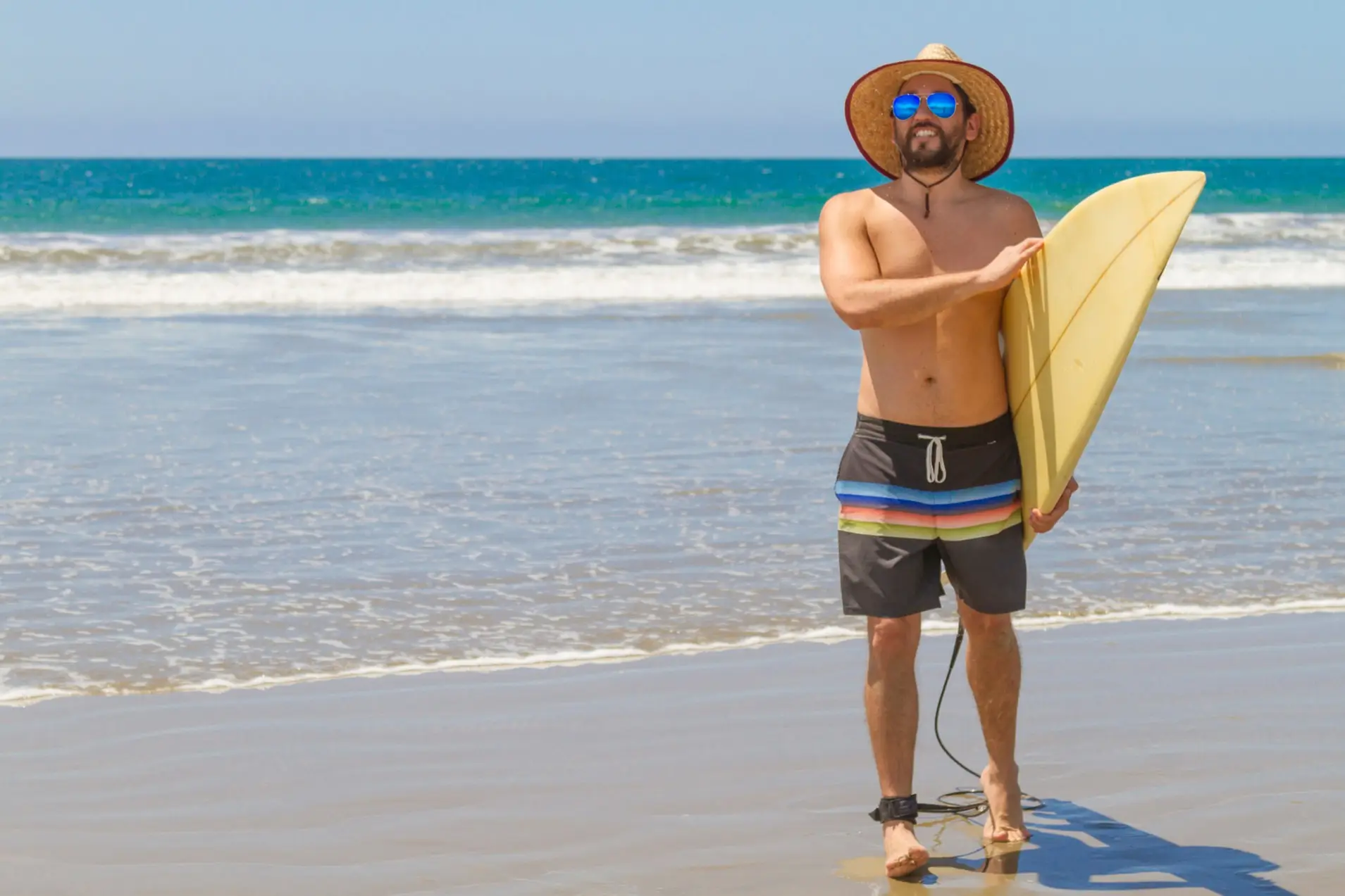 Equateur Monteverde Surfeur Un surfeur sur une plage de Monteverde, dans la province de Guayas en Équateur.