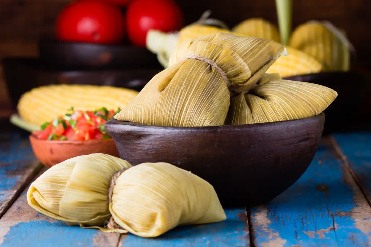 Lateinamerikanische Küche. Traditionelle hausgemachte humitas von Mais